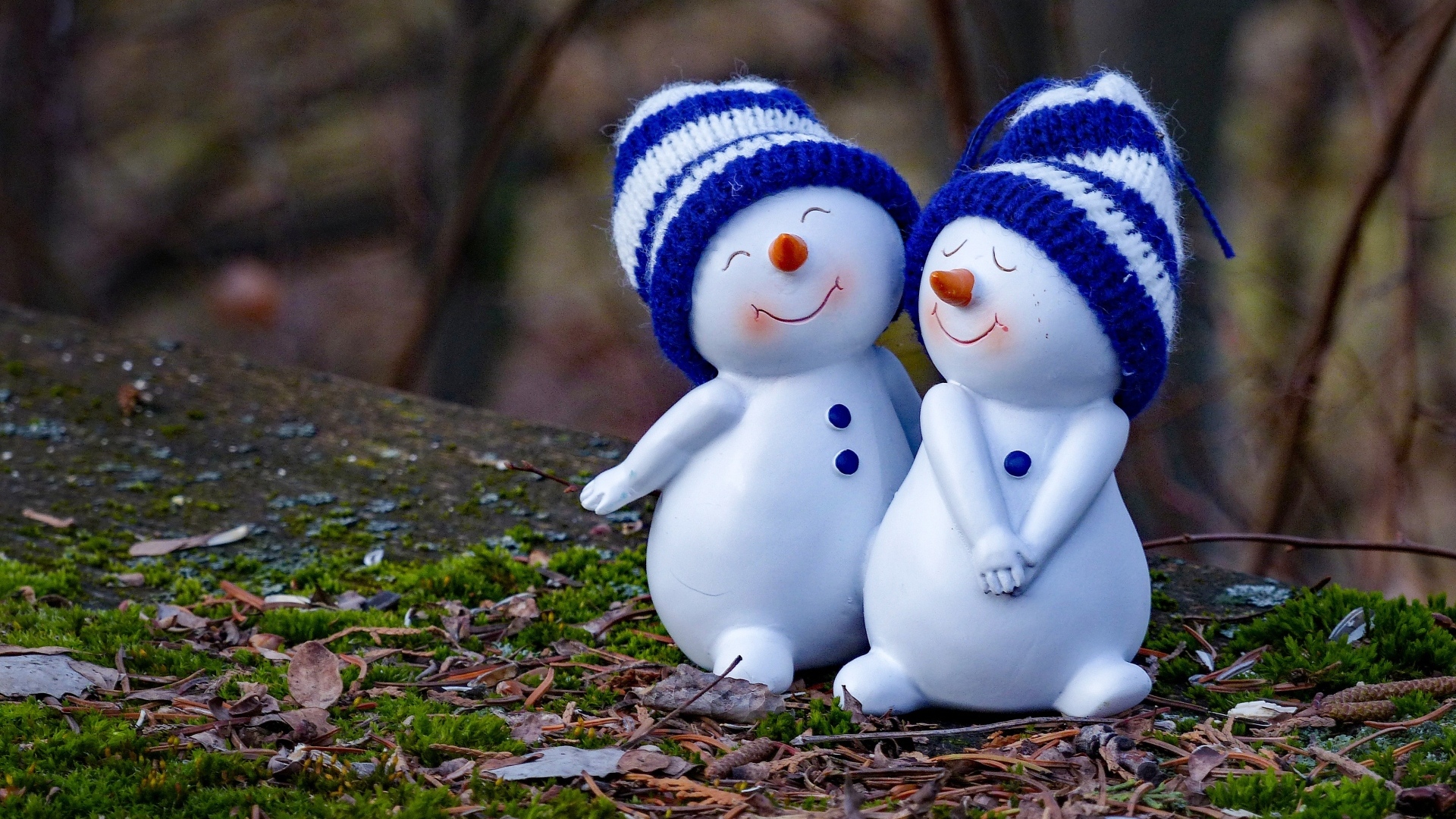 Статуэтка с влюбленными снеговиками на земле