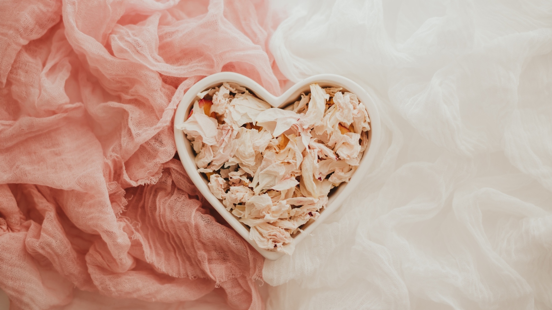 Коробка в форме сердце с сухими лепестками