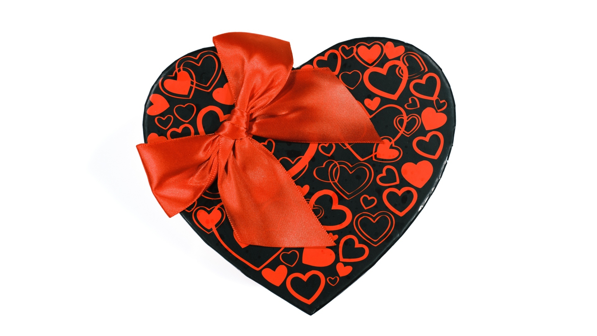 Большая коробка в форме сердца с красным бантом на белом фоне
