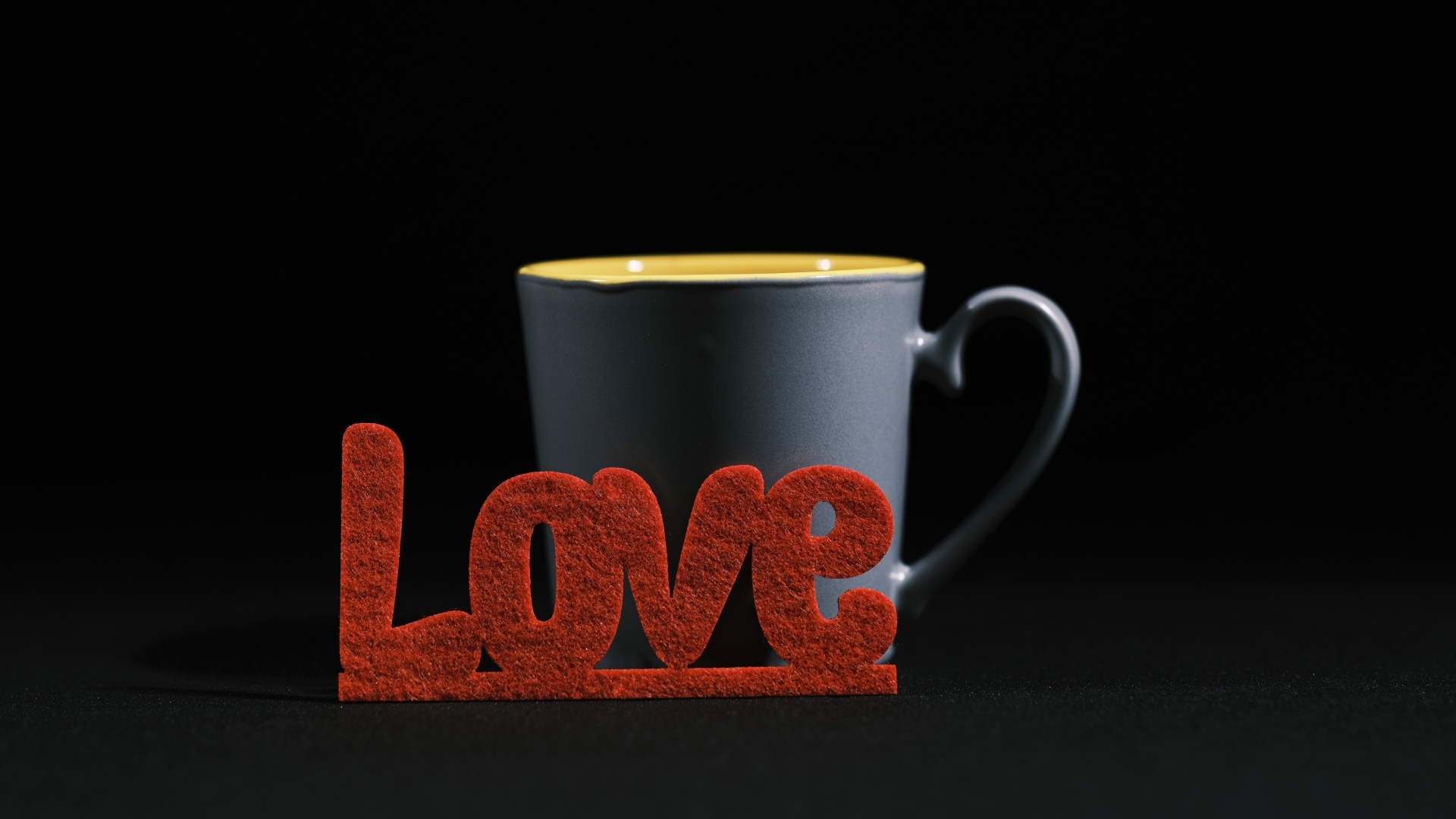 Красная надпись любовь с чашкой кофе
