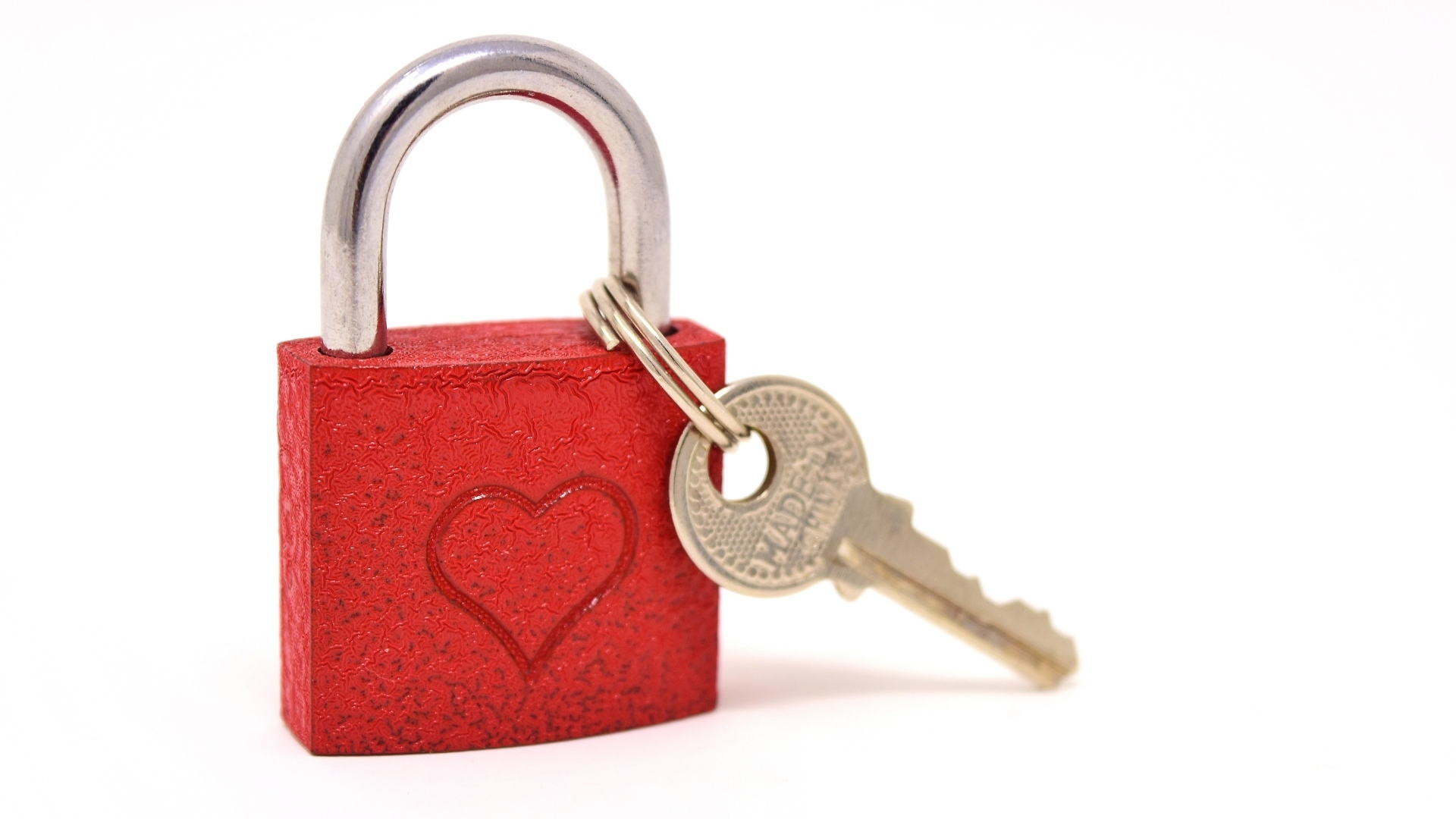Красный замок с сердцем на белом фоне
