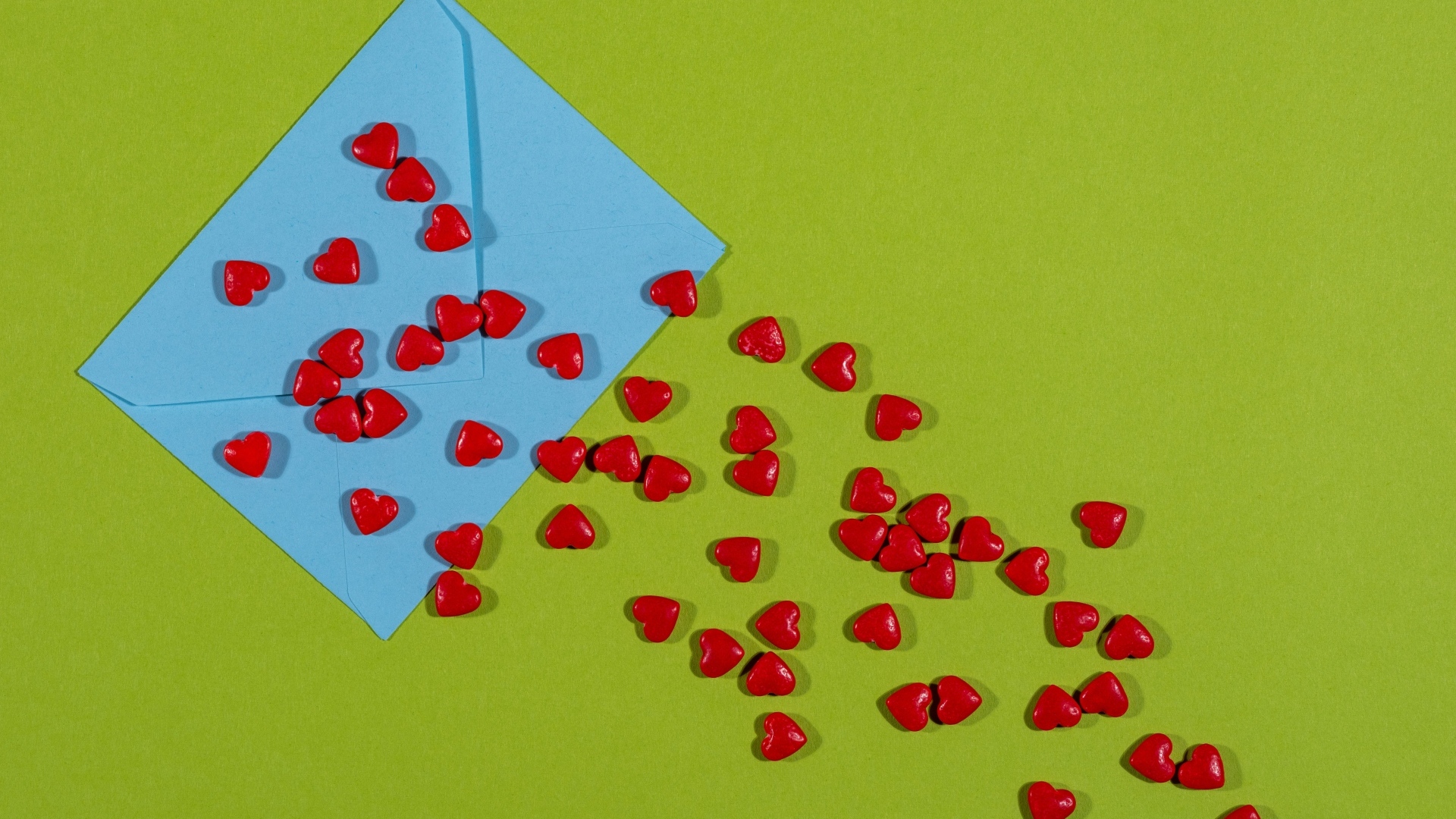 Маленькие сердечки с голубым конвертом