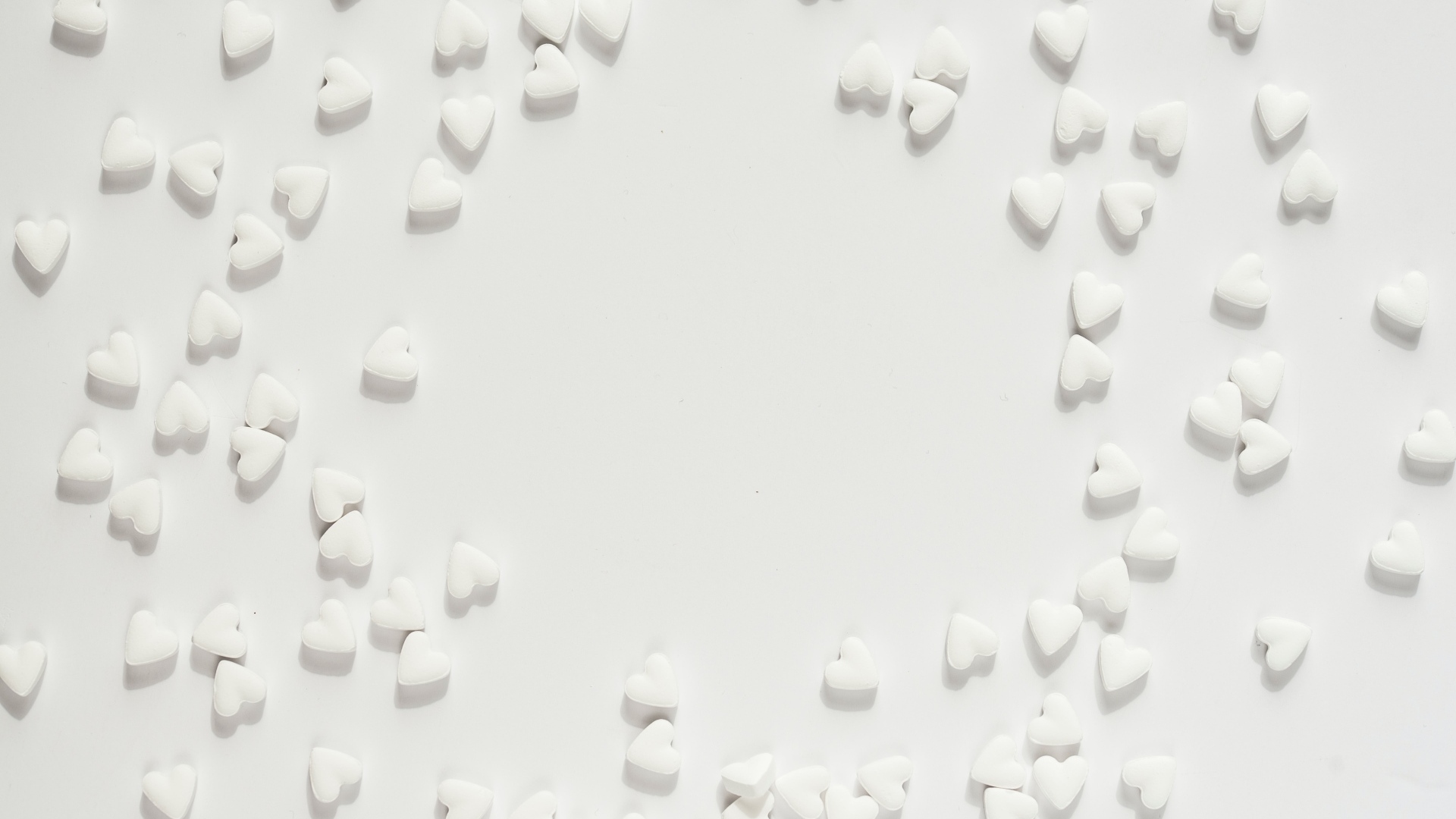 Маленькие белые сердечки на сером фоне