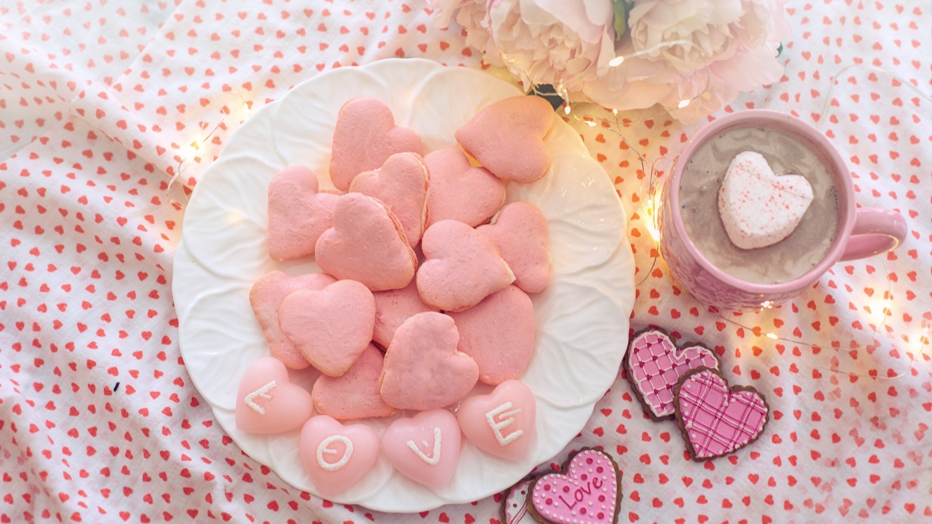 Сладкое розовое печенье в форме сердца для любимой