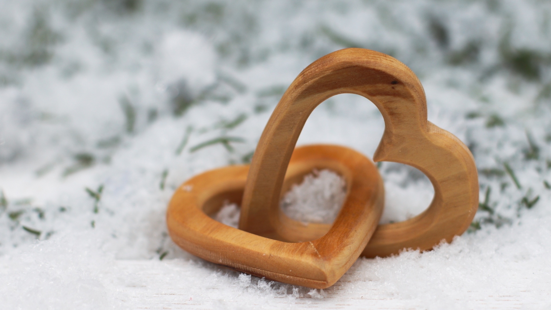 Два деревянных сердца на снегу
