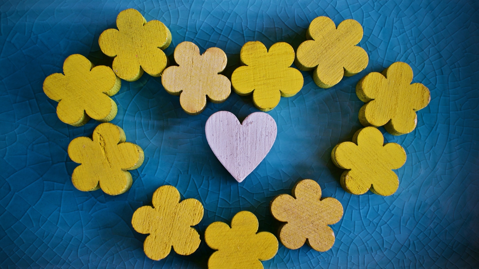 Деревянные цветы и сердечко на голубом фоне