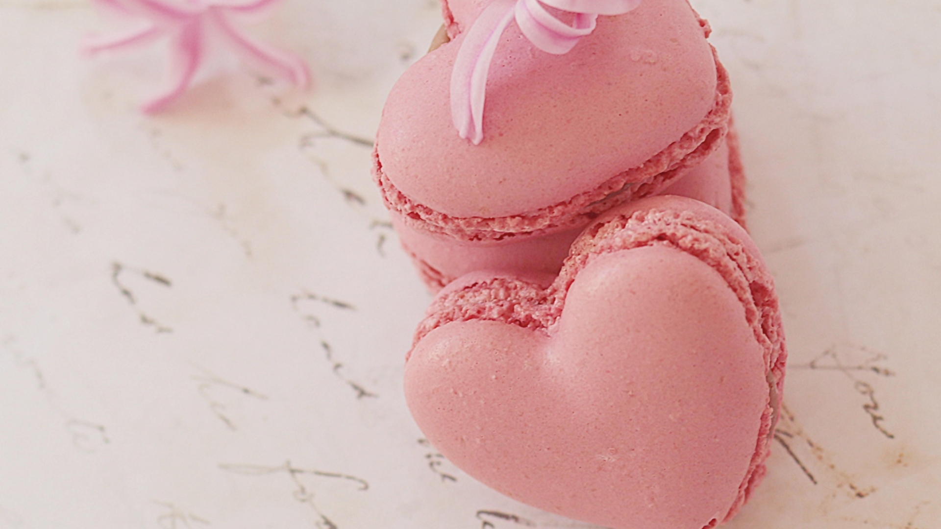 Розовый десерт макарун в форме сердца