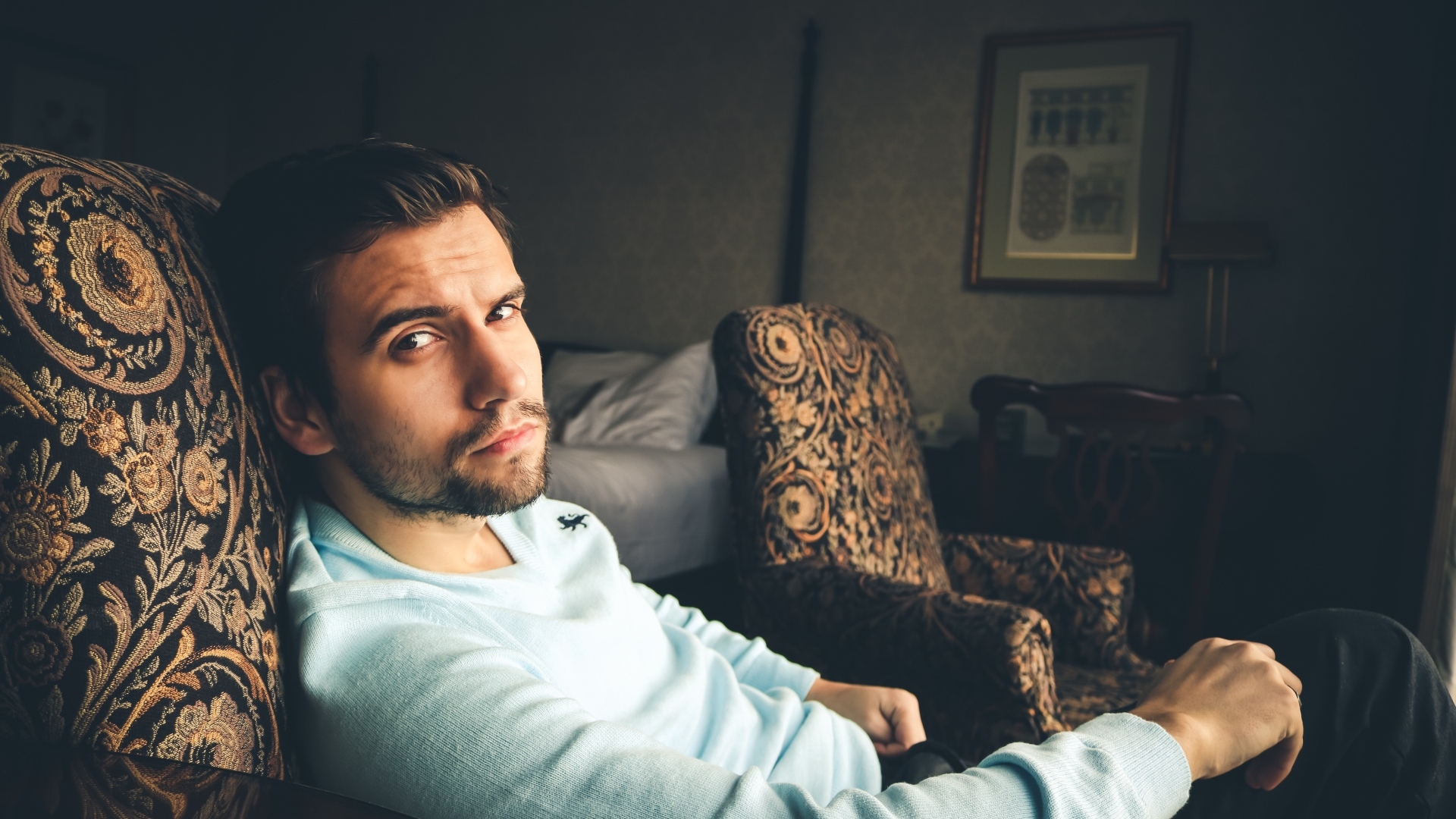 Деловой мужчина сидит в кресле 