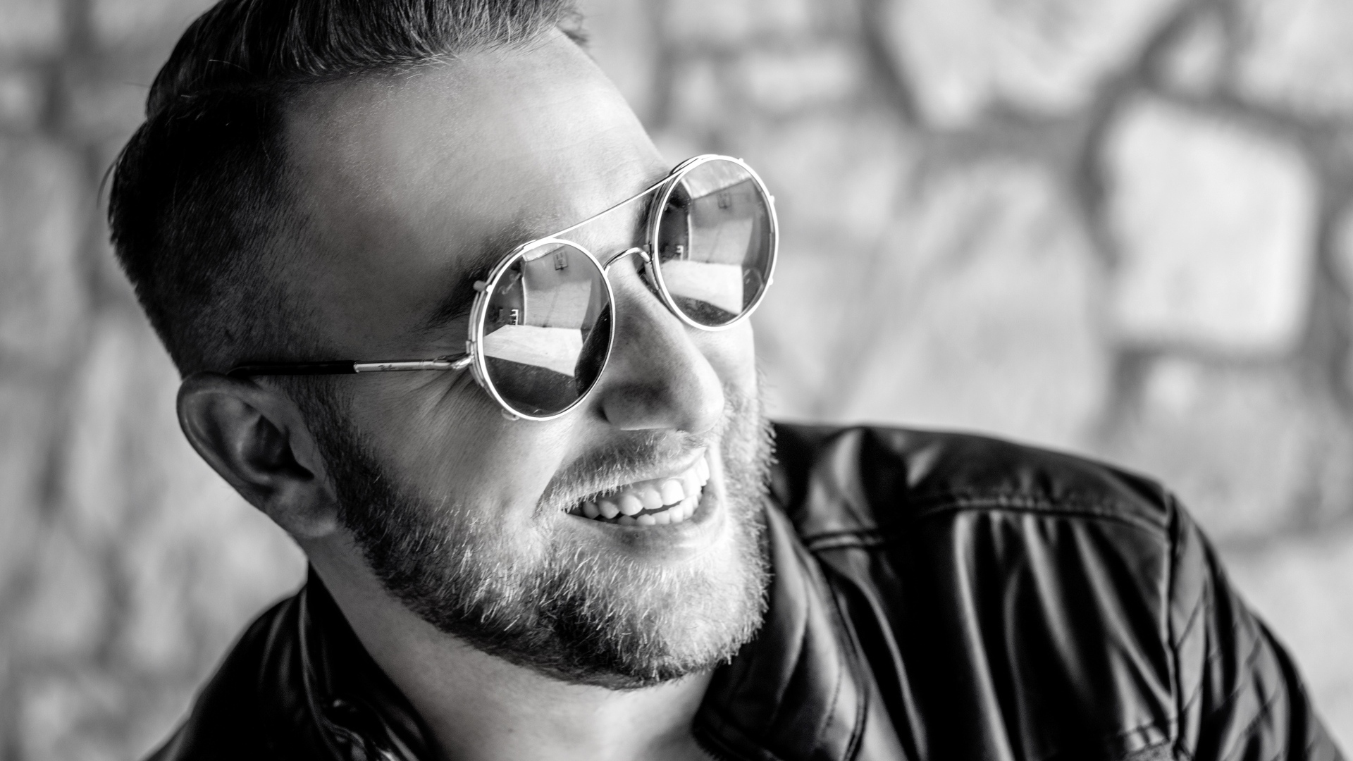 Улыбающийся мужчина модель в очках