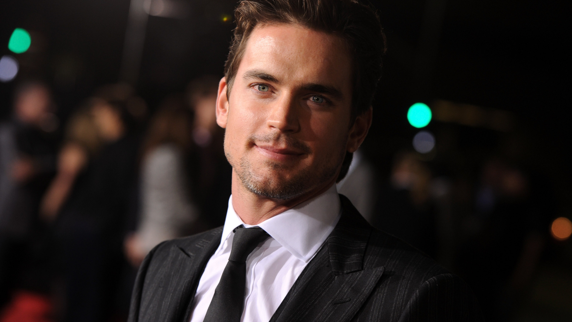 Красивый актер Мэтт Бомер в костюме