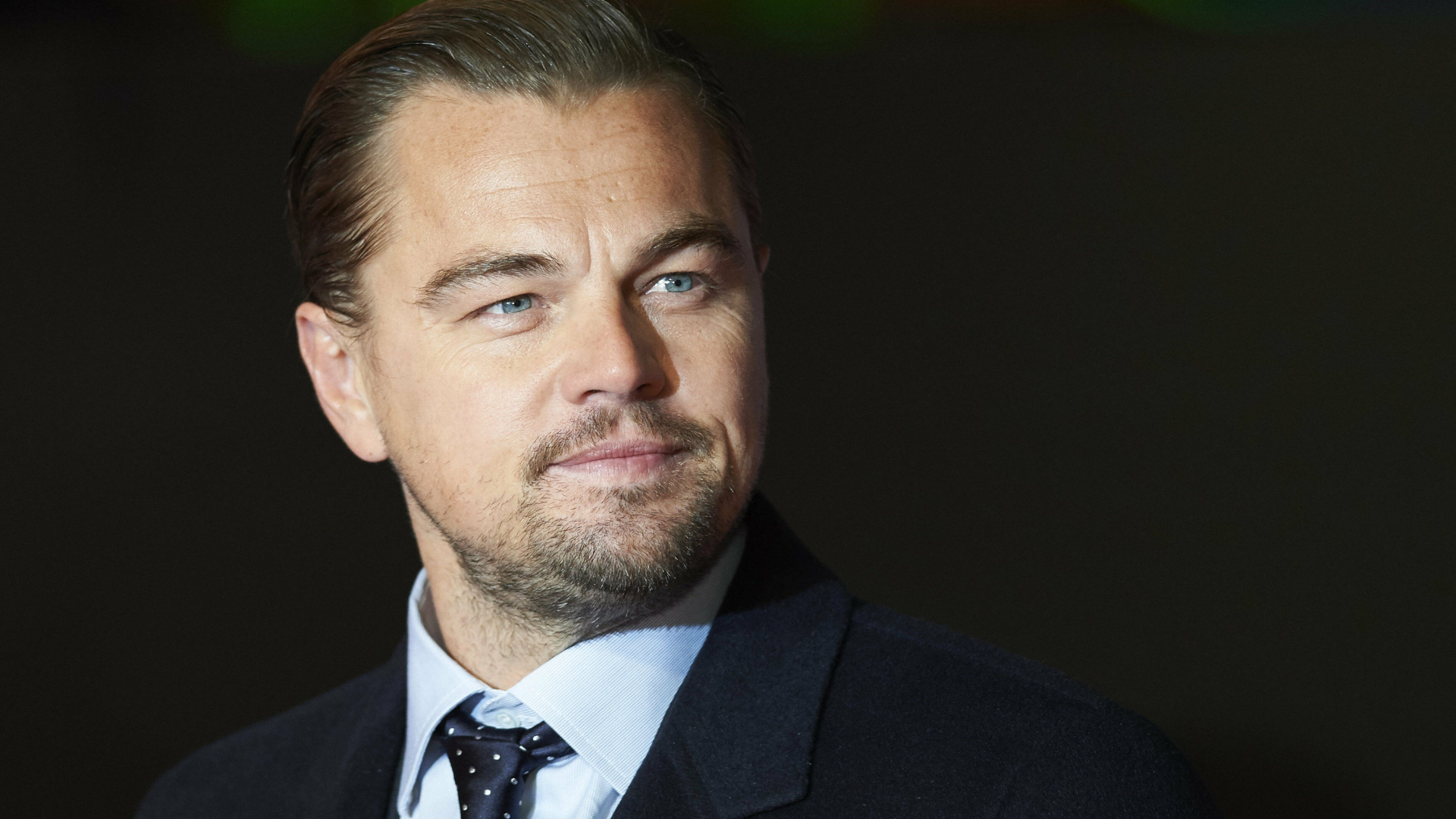 Стильный голубоглазый мужчина, актер Леонардо Ди Каприо