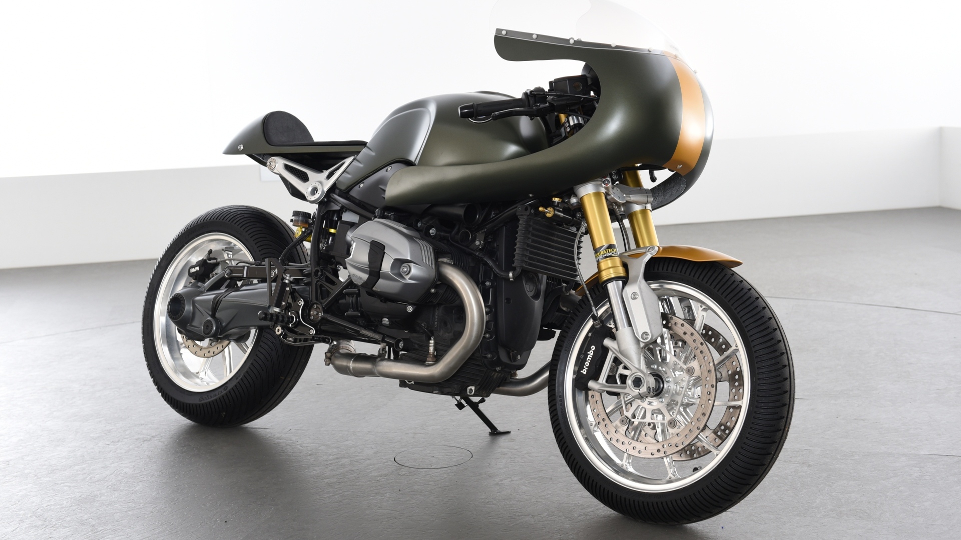 Большой черный мотоцикл  BMW