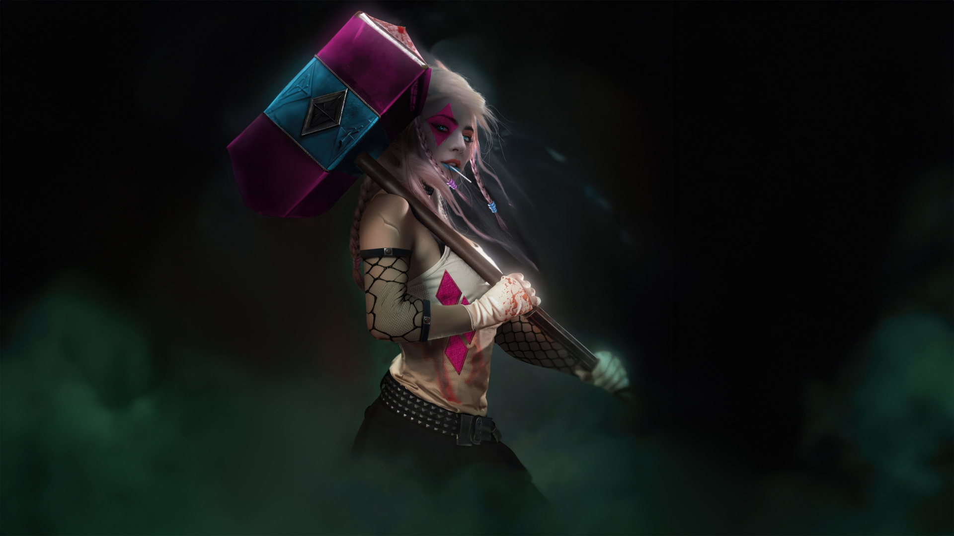 Харли Квин с большим молотом в руках