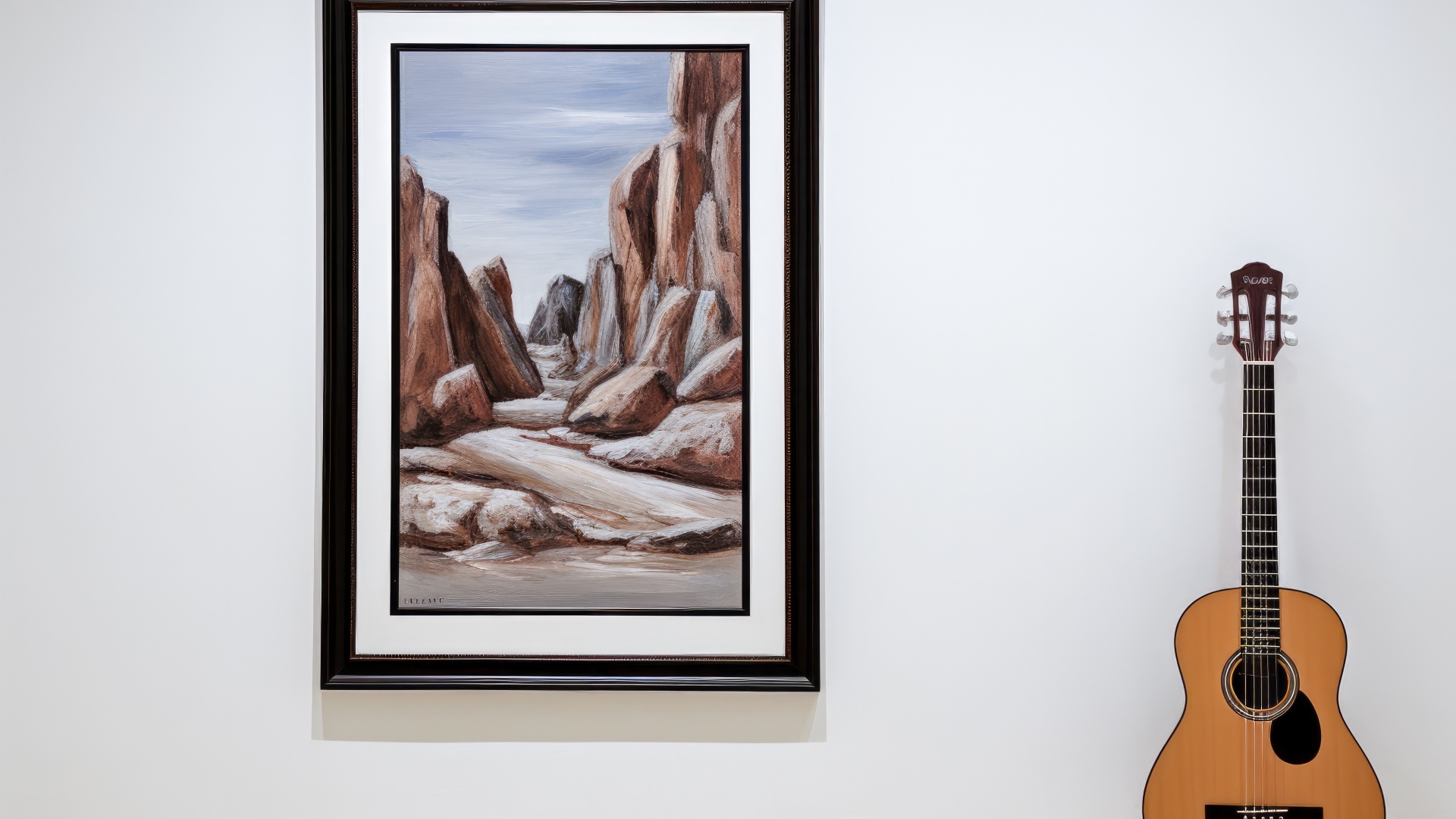 Гитара стоит у стены с большой картиной