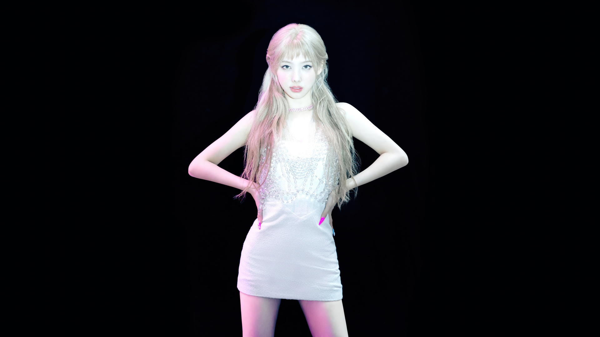 Красивая южнокорейская певица Наён в белом платье