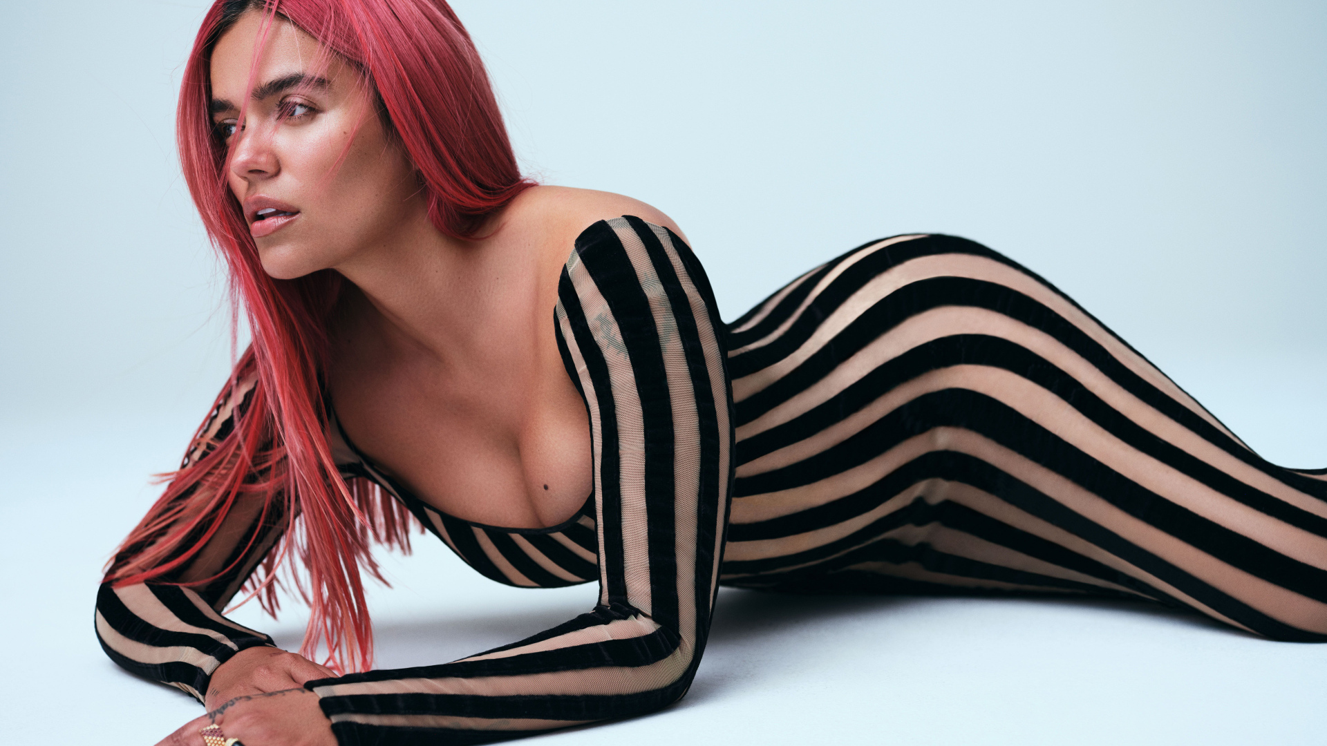 Колумбийская певица Karol G в полосатом платье