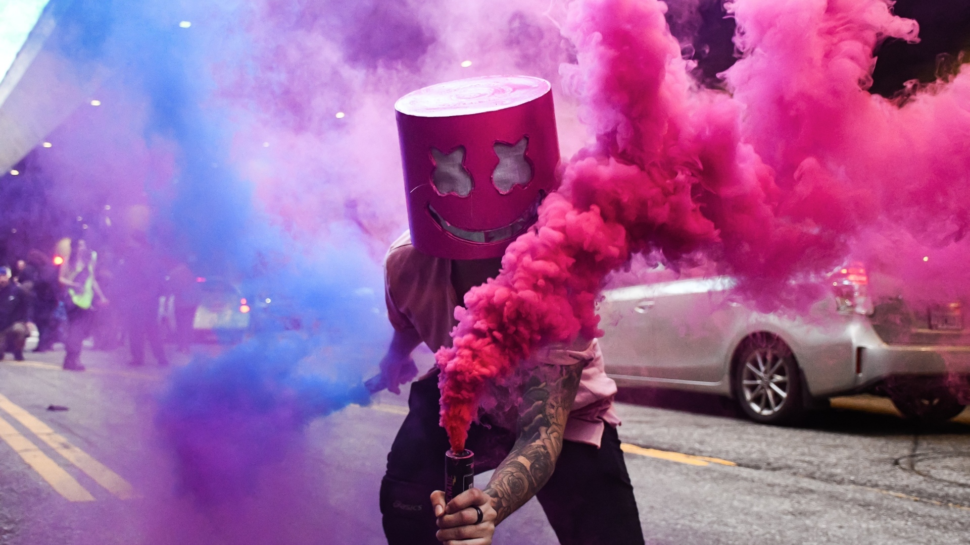 Диджей Маршмеллоу с дымовой шашкой