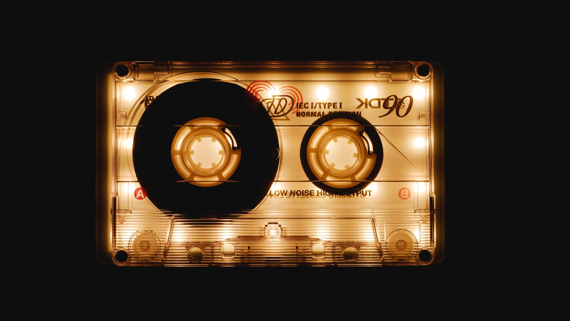Старая кассета TDK на черном фоне