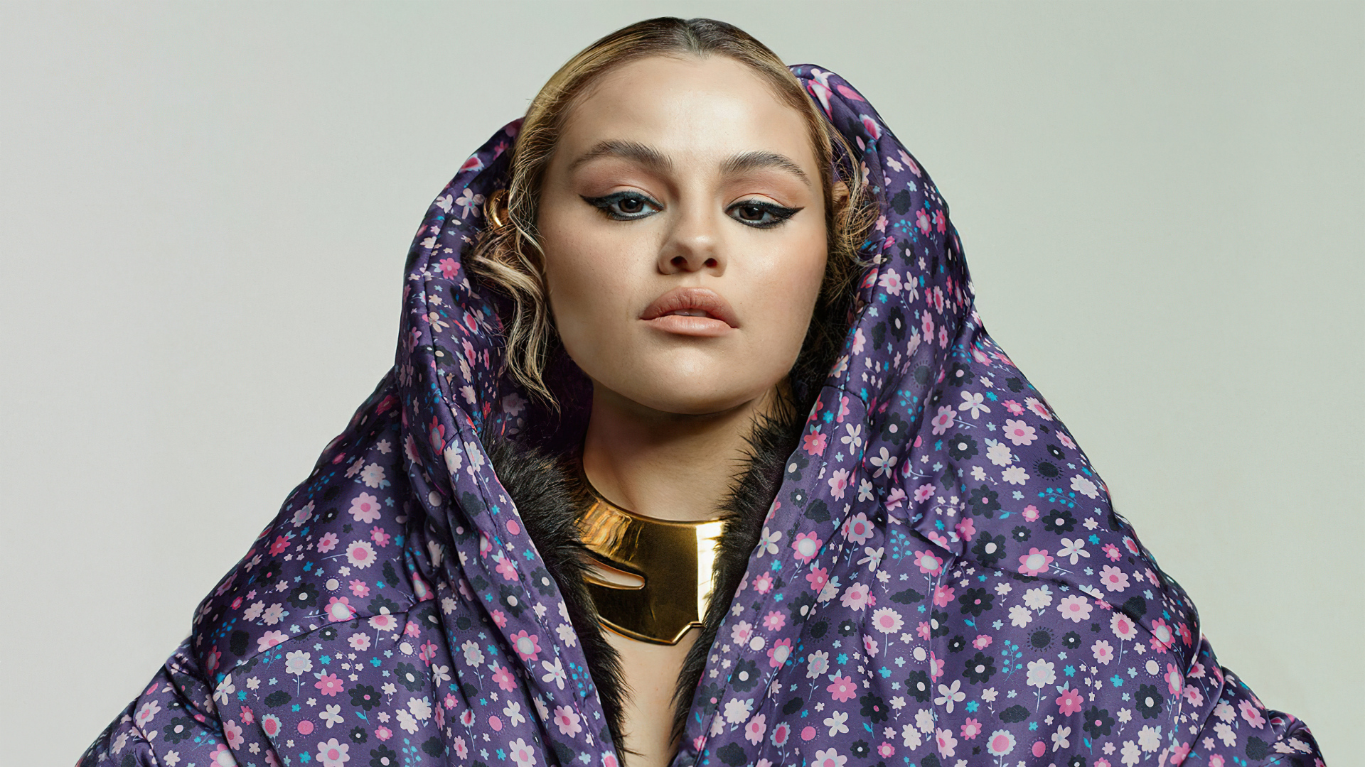 Популярная певица Селена Гомес в одеяле