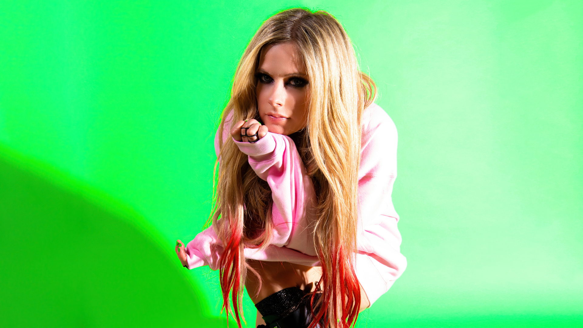 Певица Аврил Лавин на зеленом фоне