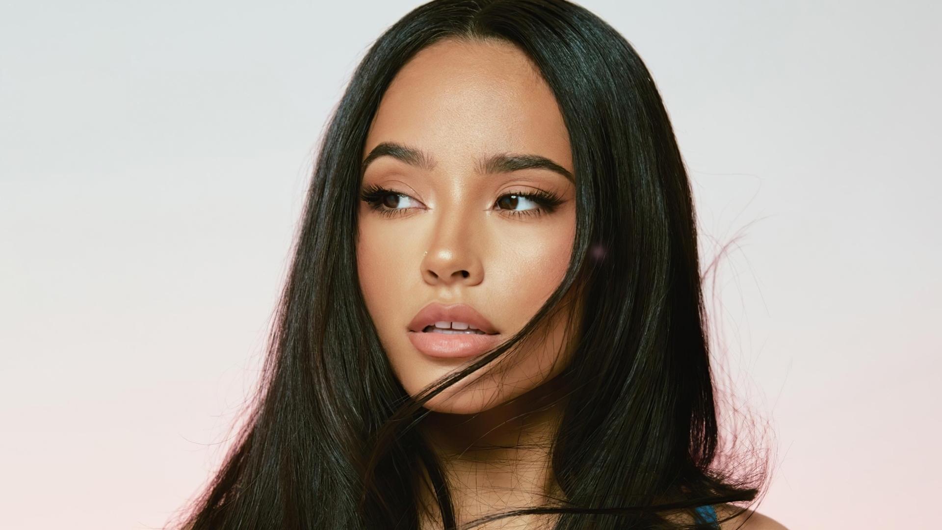 Лицо певицы Бекки Джи крупным планом