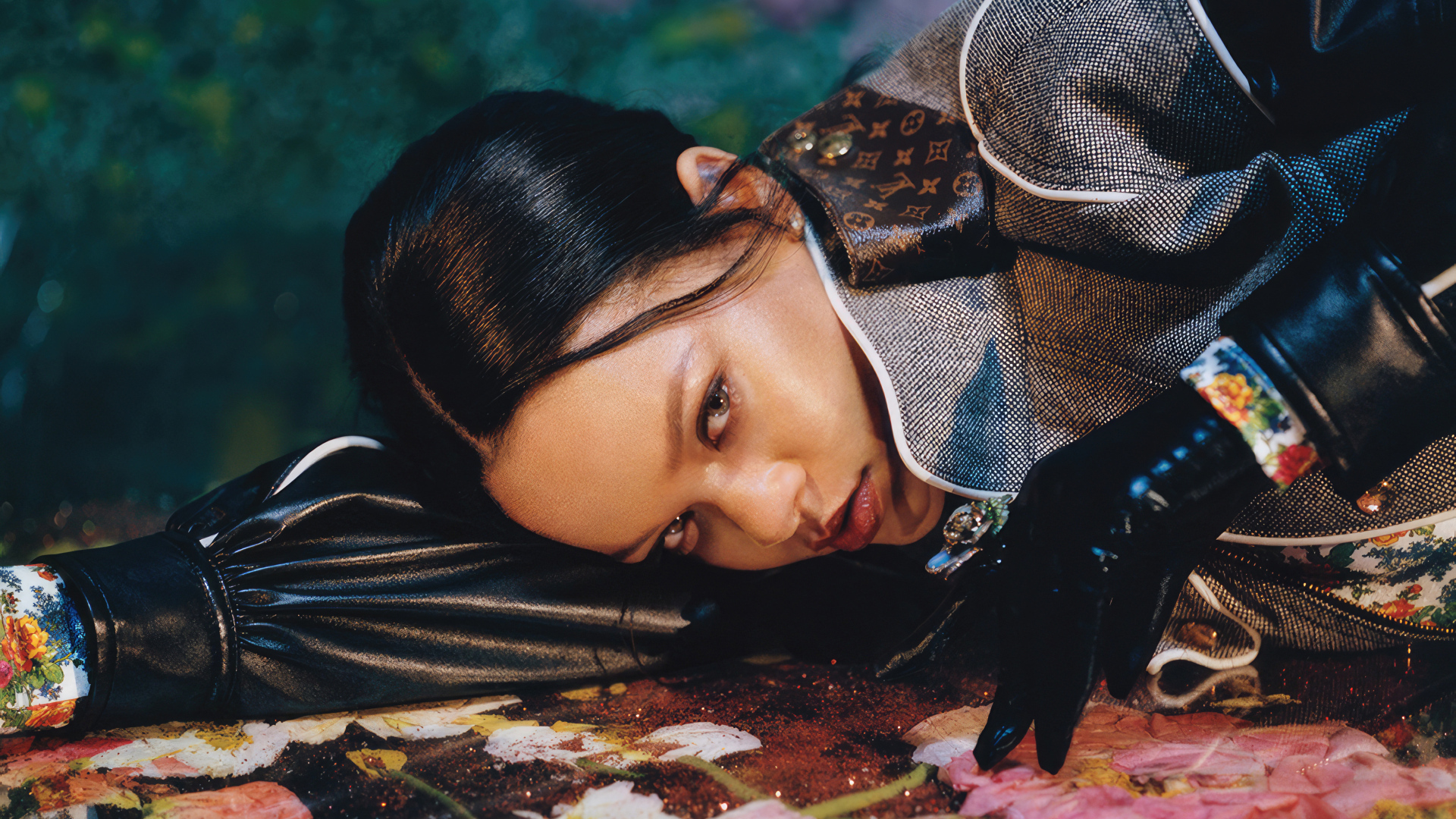 Певица Рианна лежит на полу