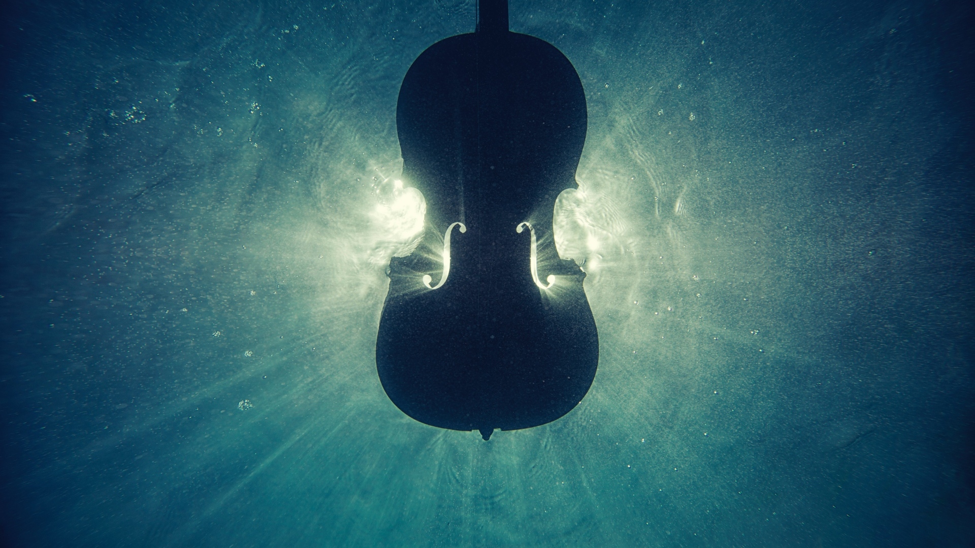 Скрипка лежит в воде