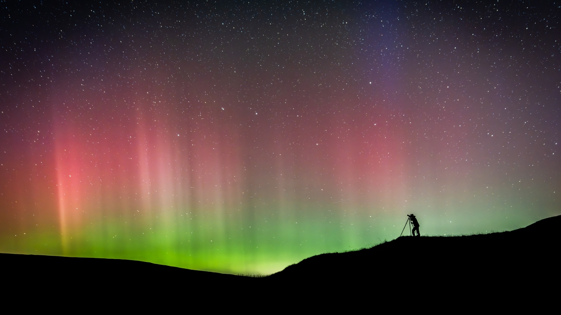 Красивое разноцветное полярное сияние в звездном небе