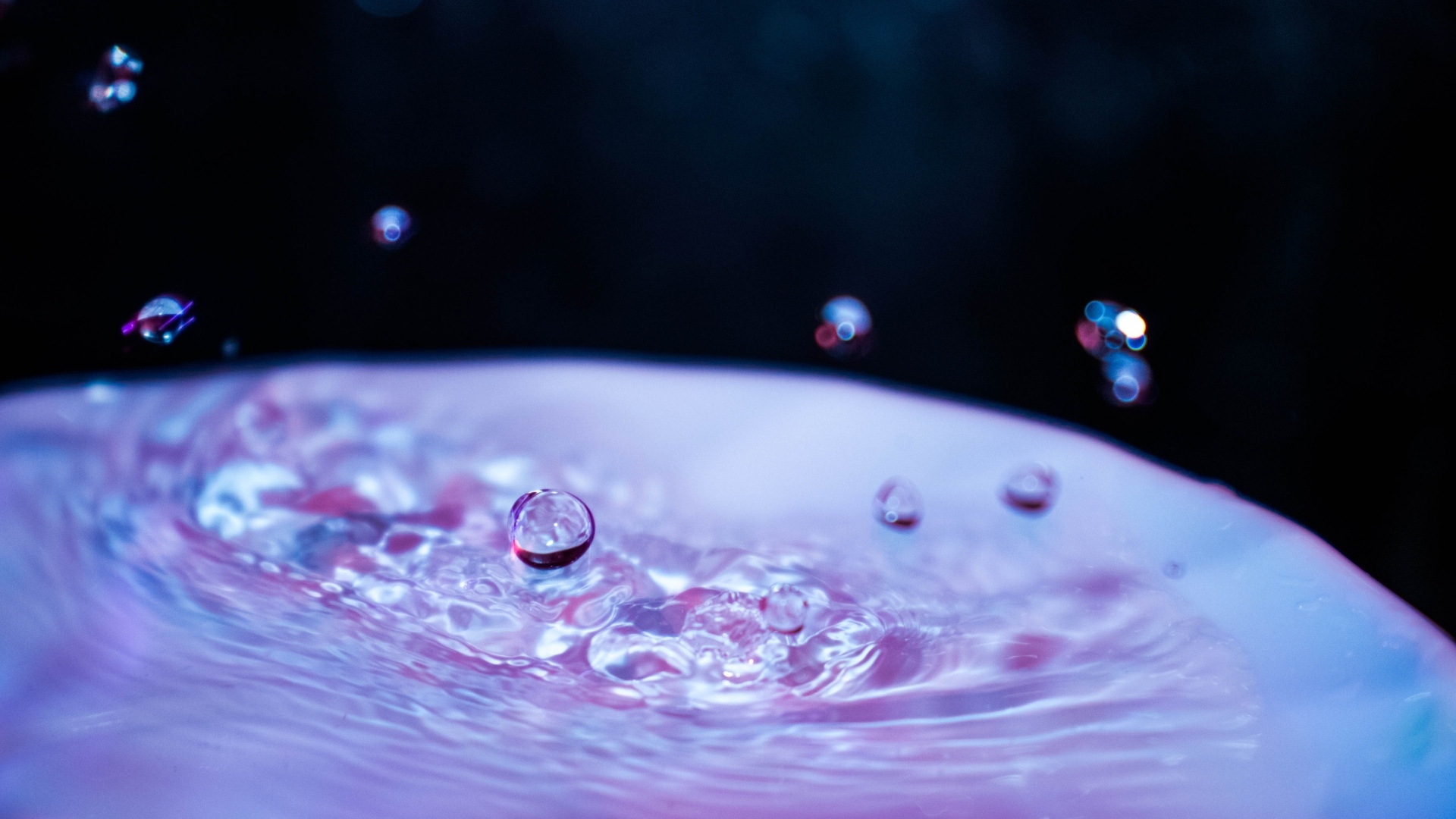 Капли воды повисли в воздухе