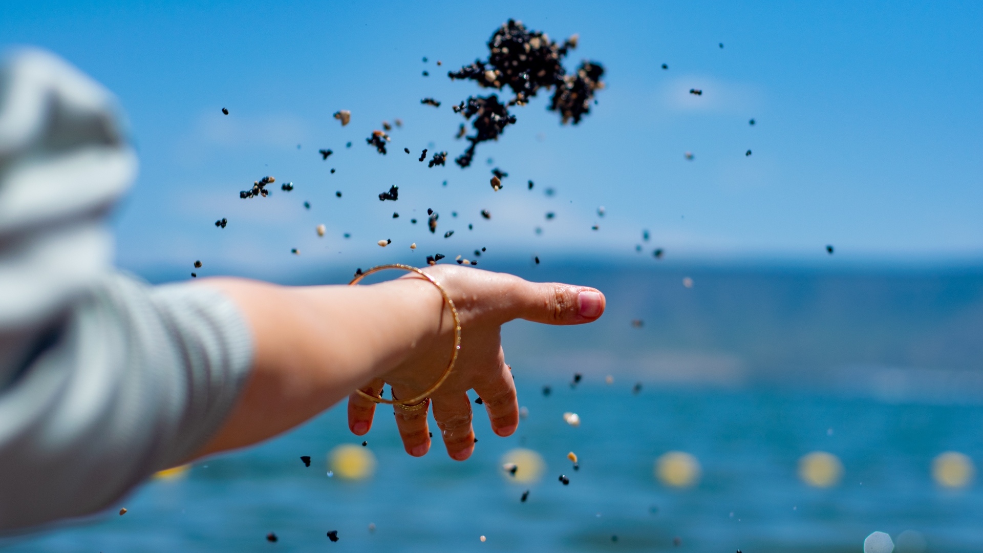 Девушка бросает корм в воду