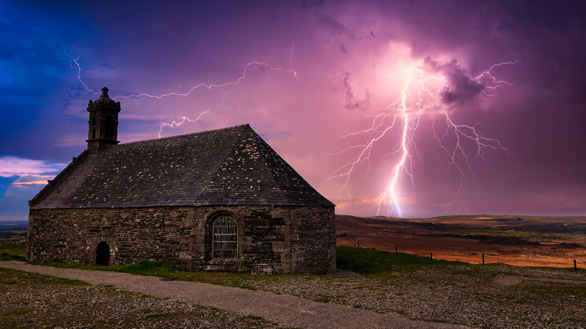 Молния ударила в старый разрушенный дом