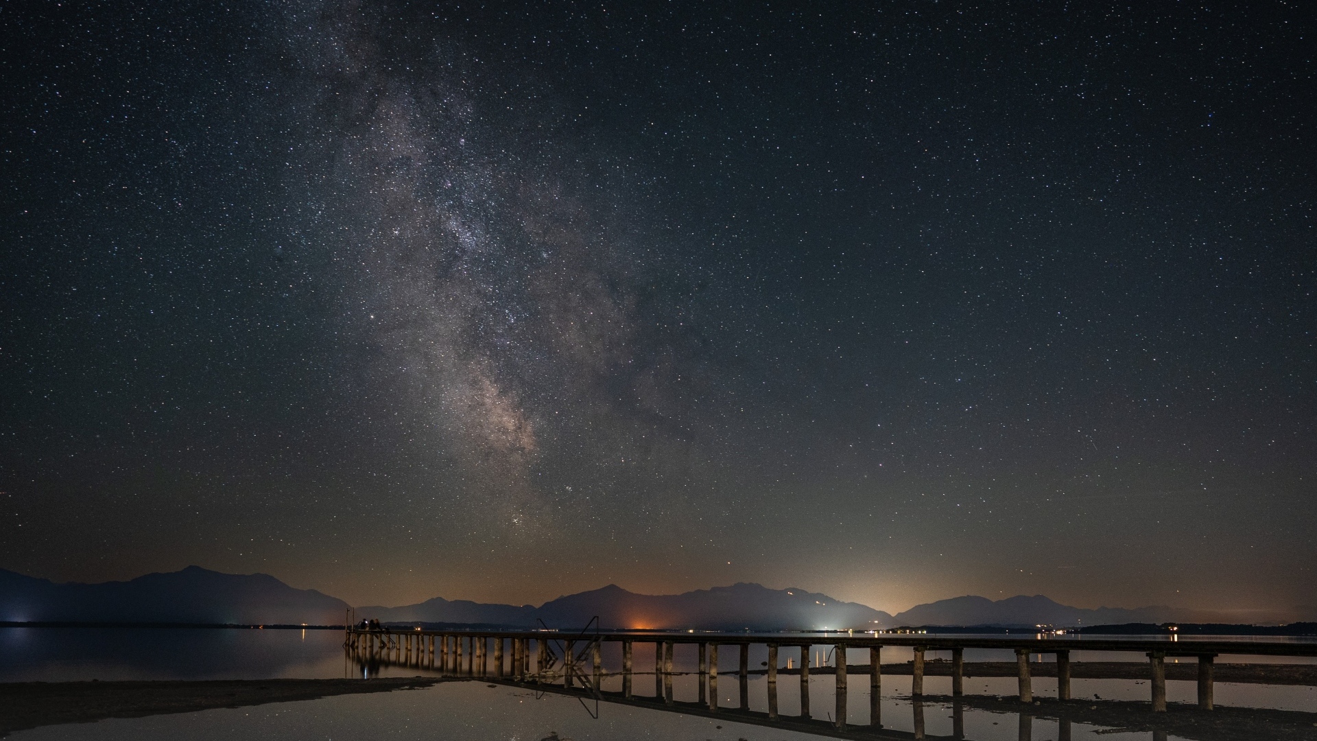 Млечный путь в небе над ночным фьордом