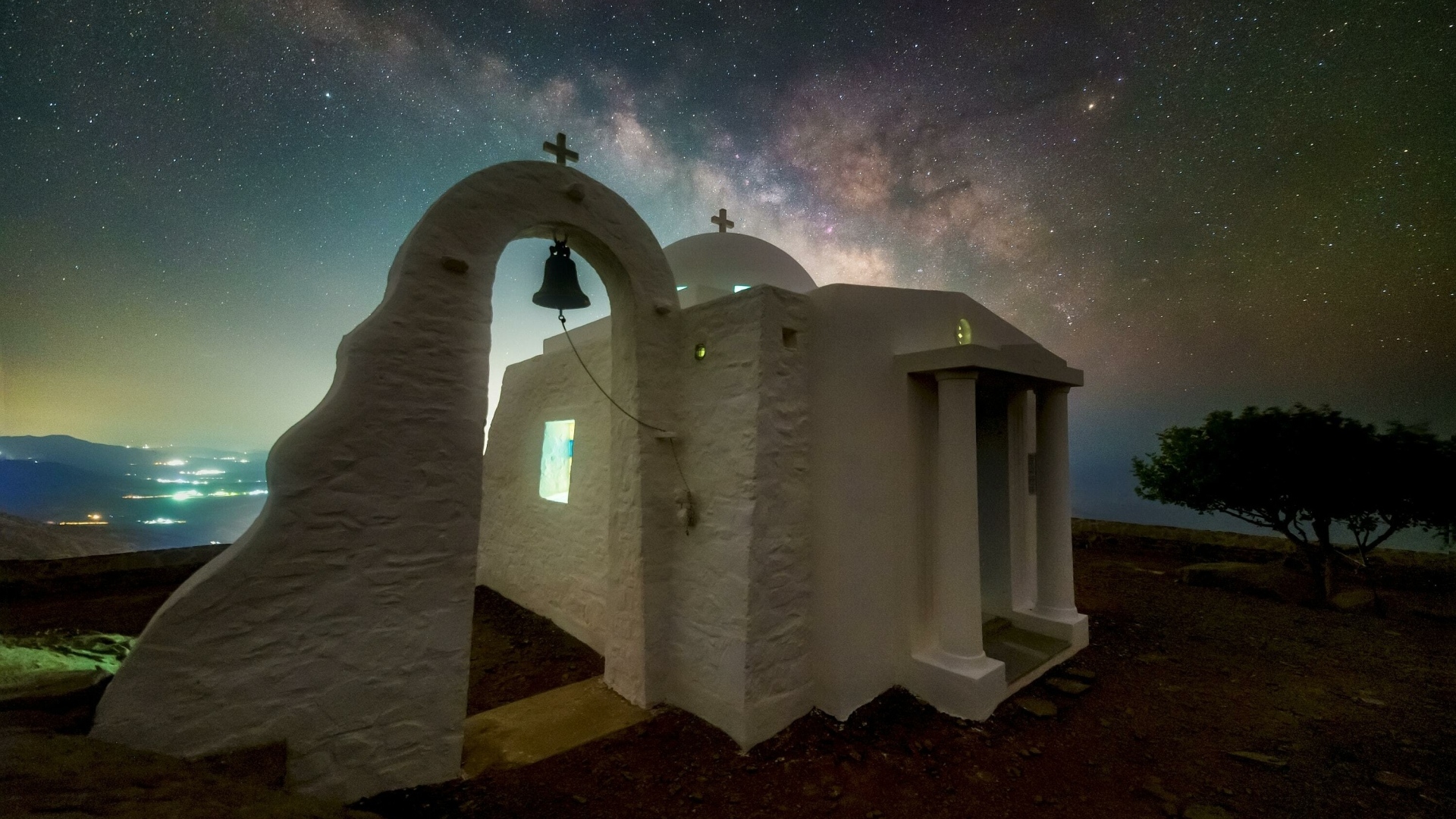 Белое здание церкви под звездным небом