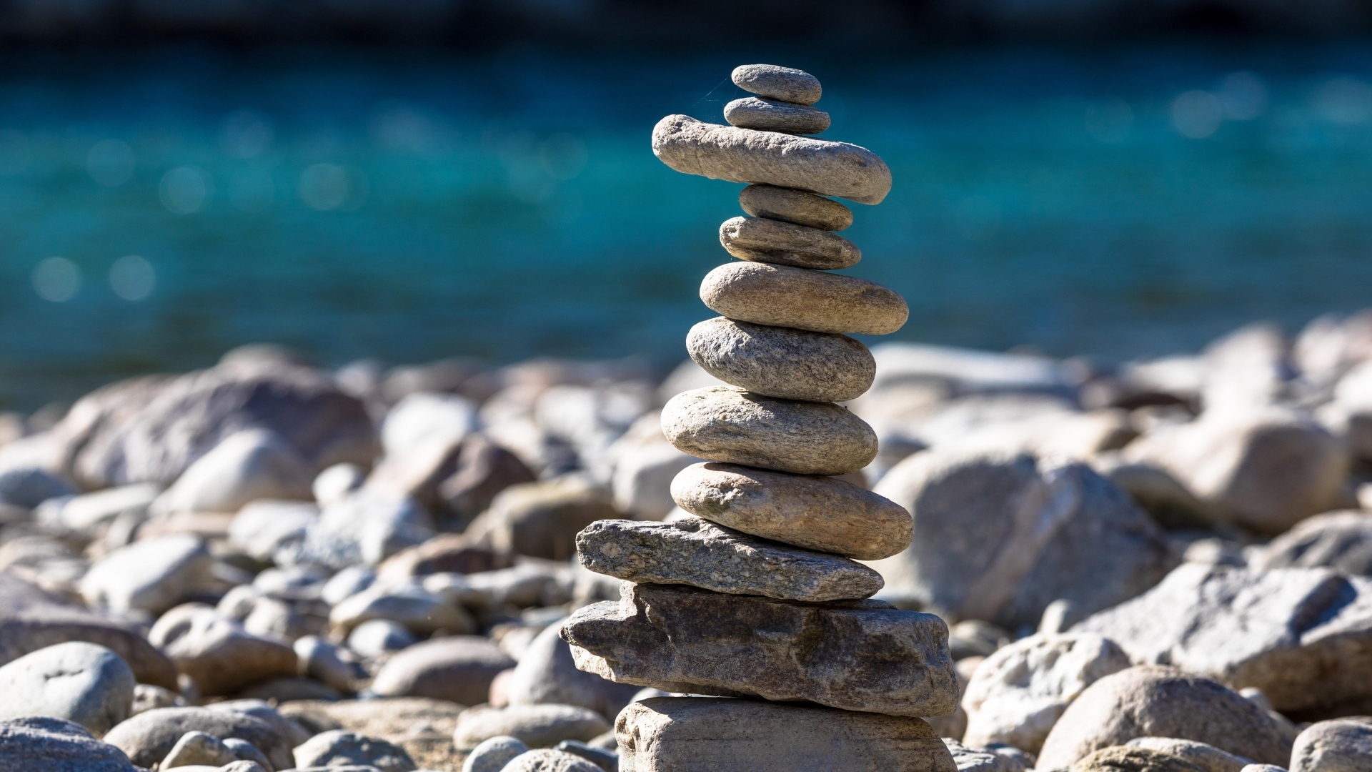 Фигура из камней на пляже