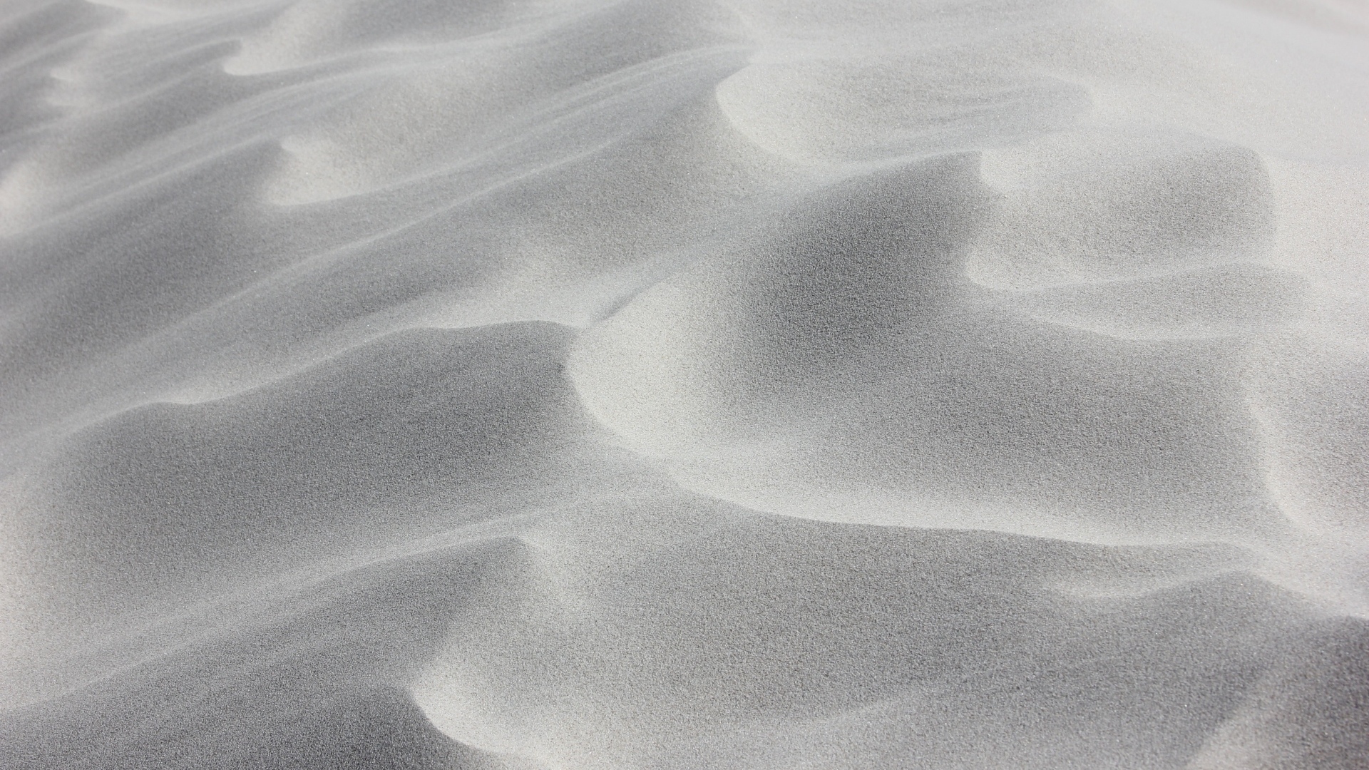 Волны на белом песке в пустыне 