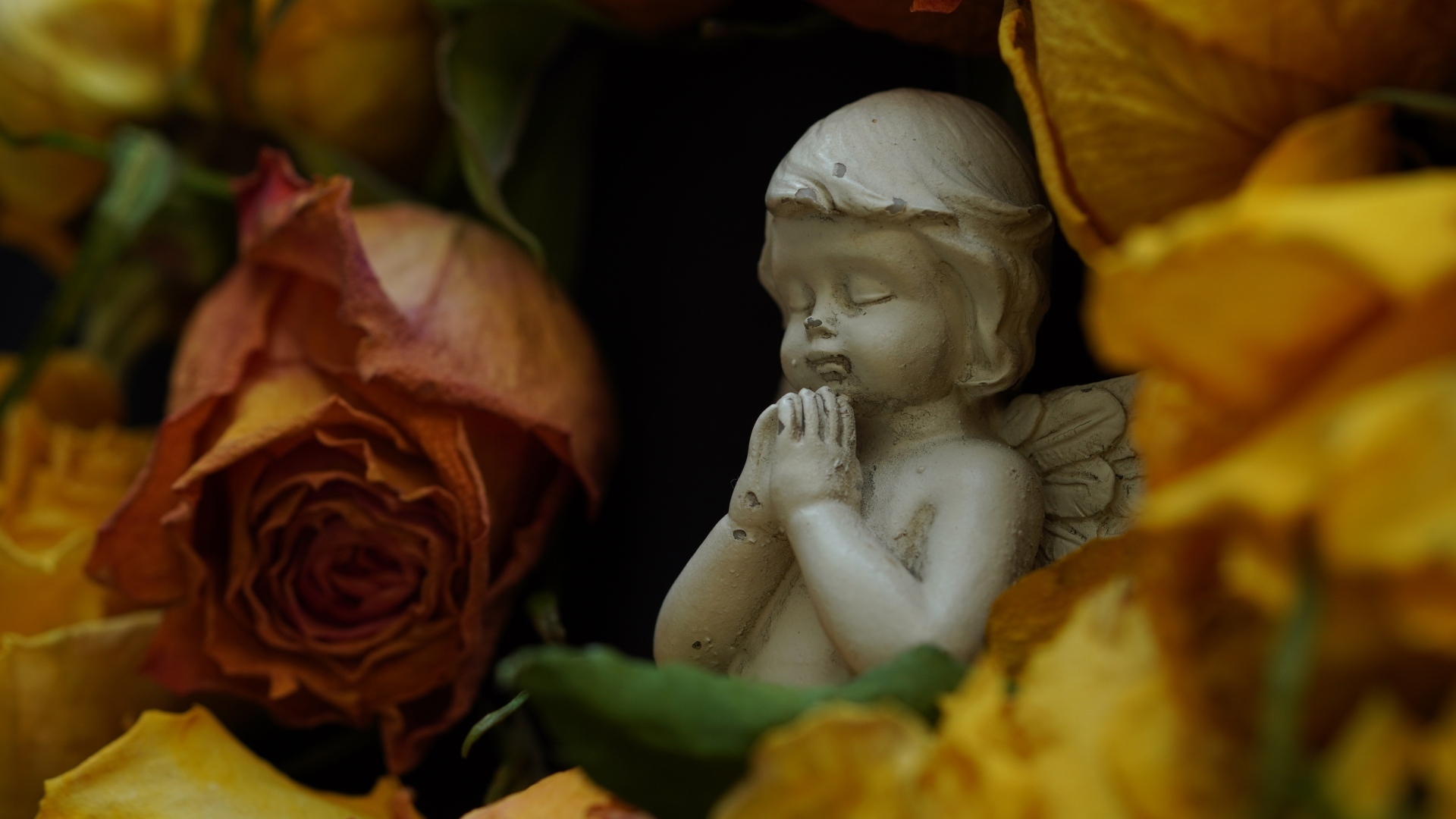 Статуэтка ангела с розами