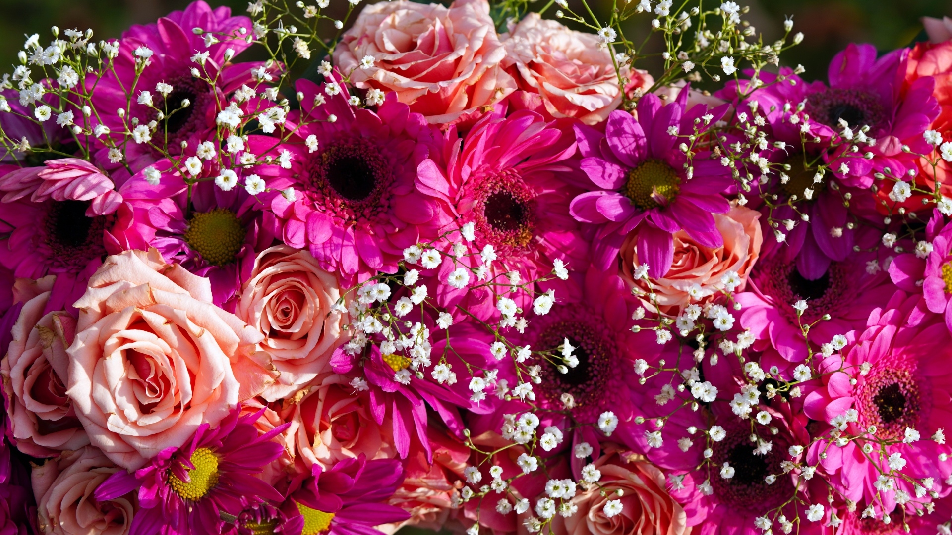 Красивый букет с розовыми розами, хризантемами и герберами