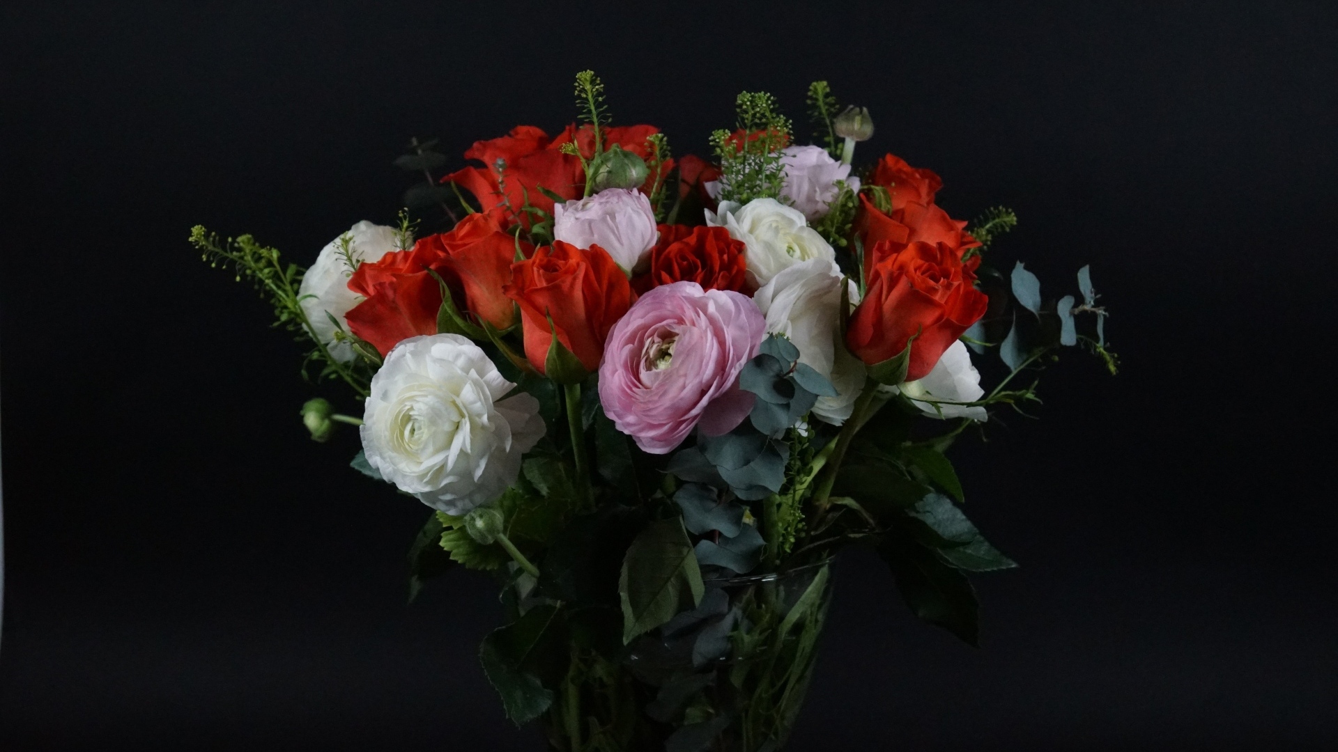 Красивый букет с цветами лютика и красной розы на черном фоне