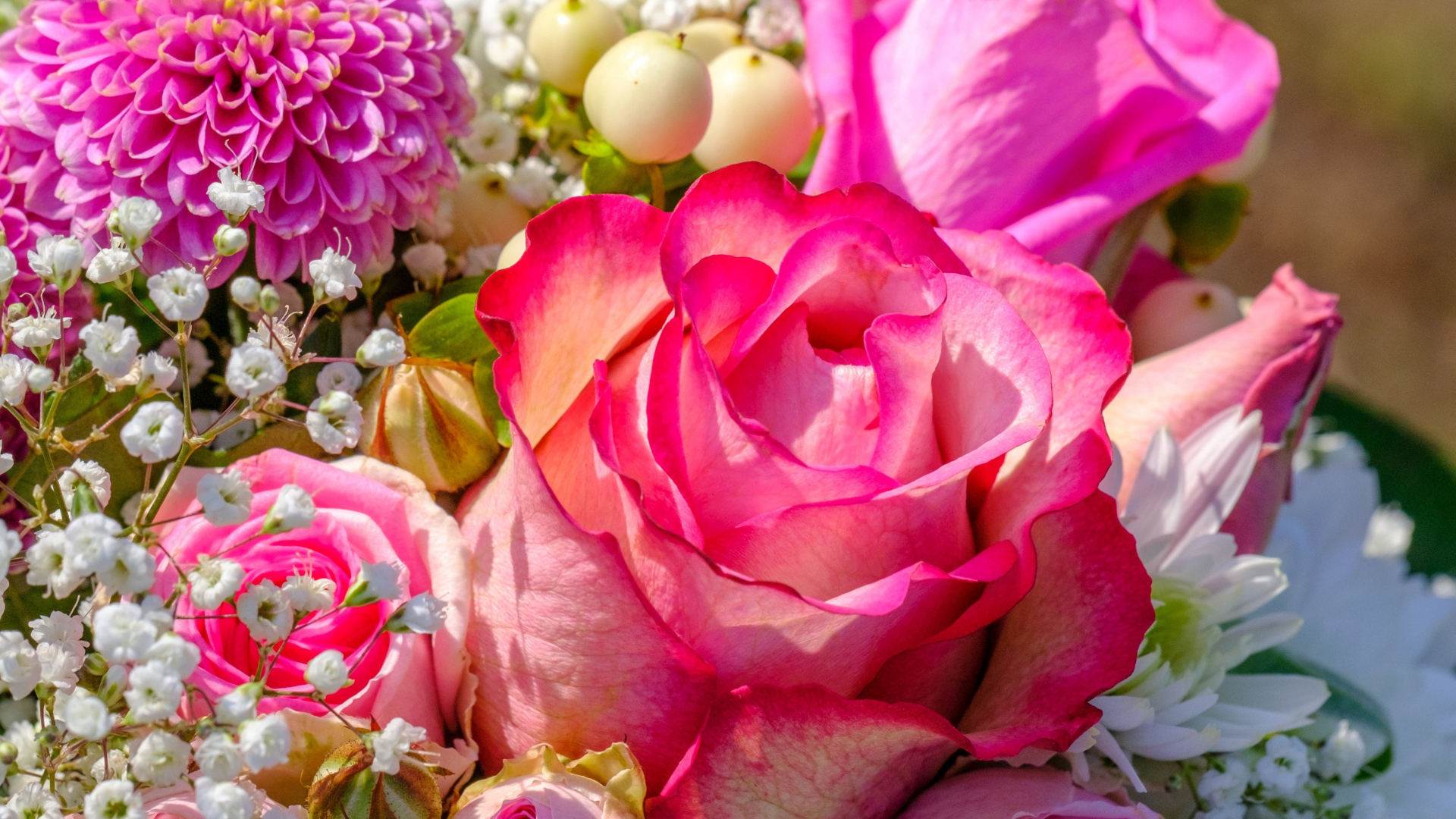 Букет красивых разных розовых цветов