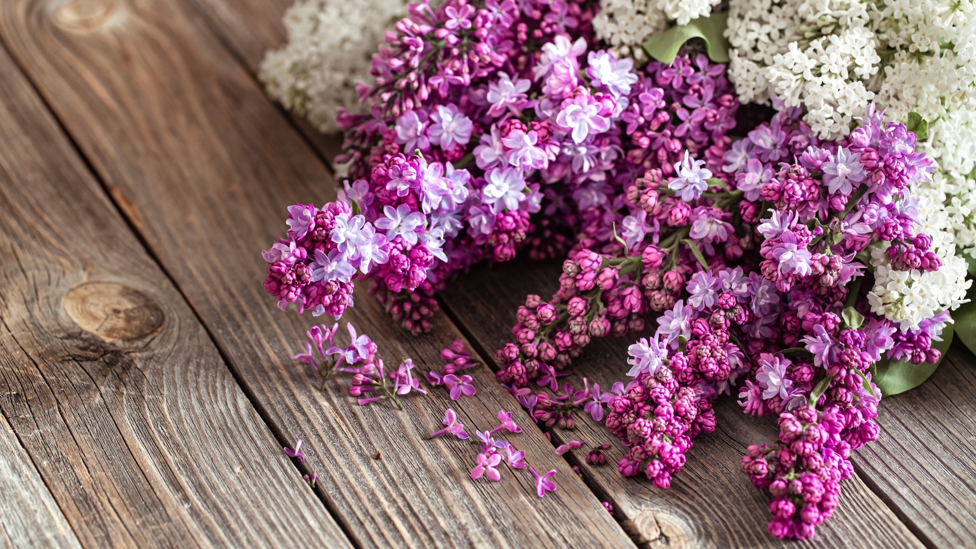 Букет сирени на деревянном столе