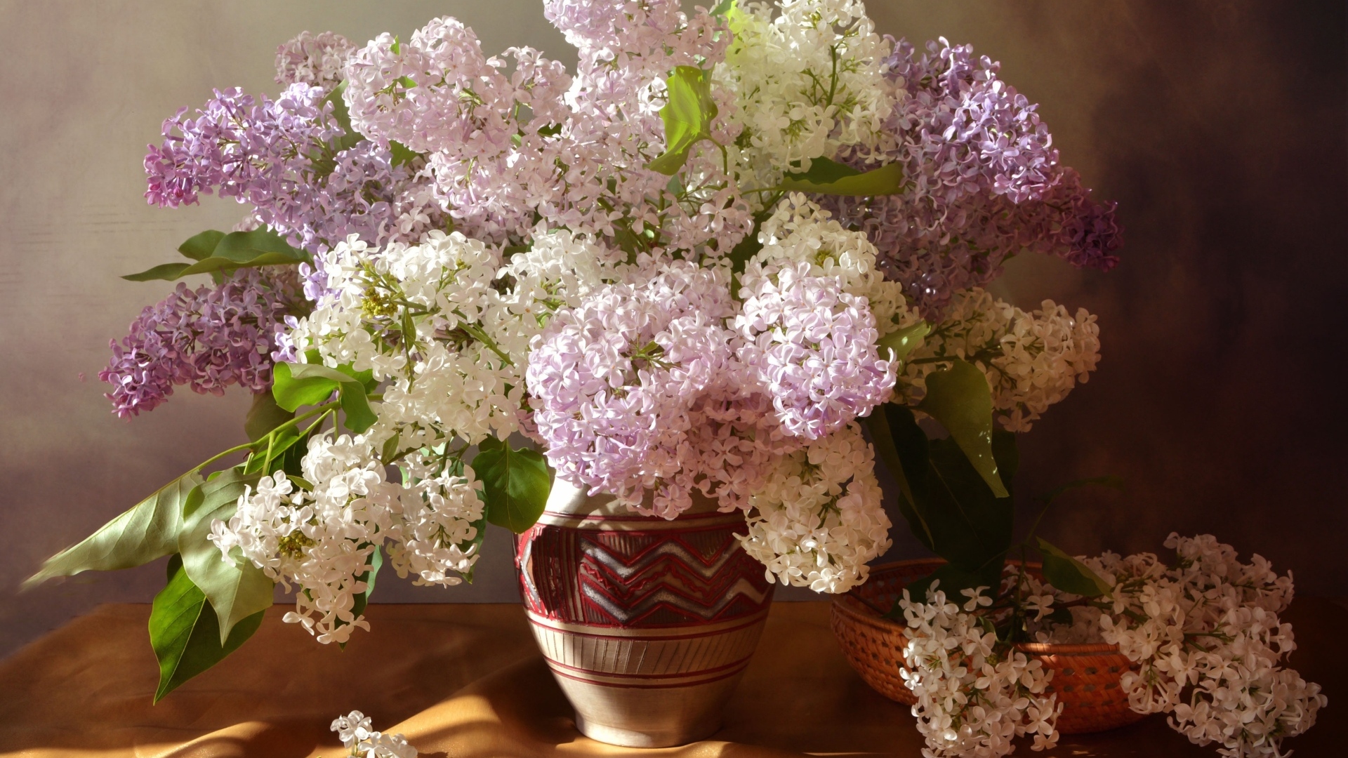 Букет разноцветных цветок сирени в вазе