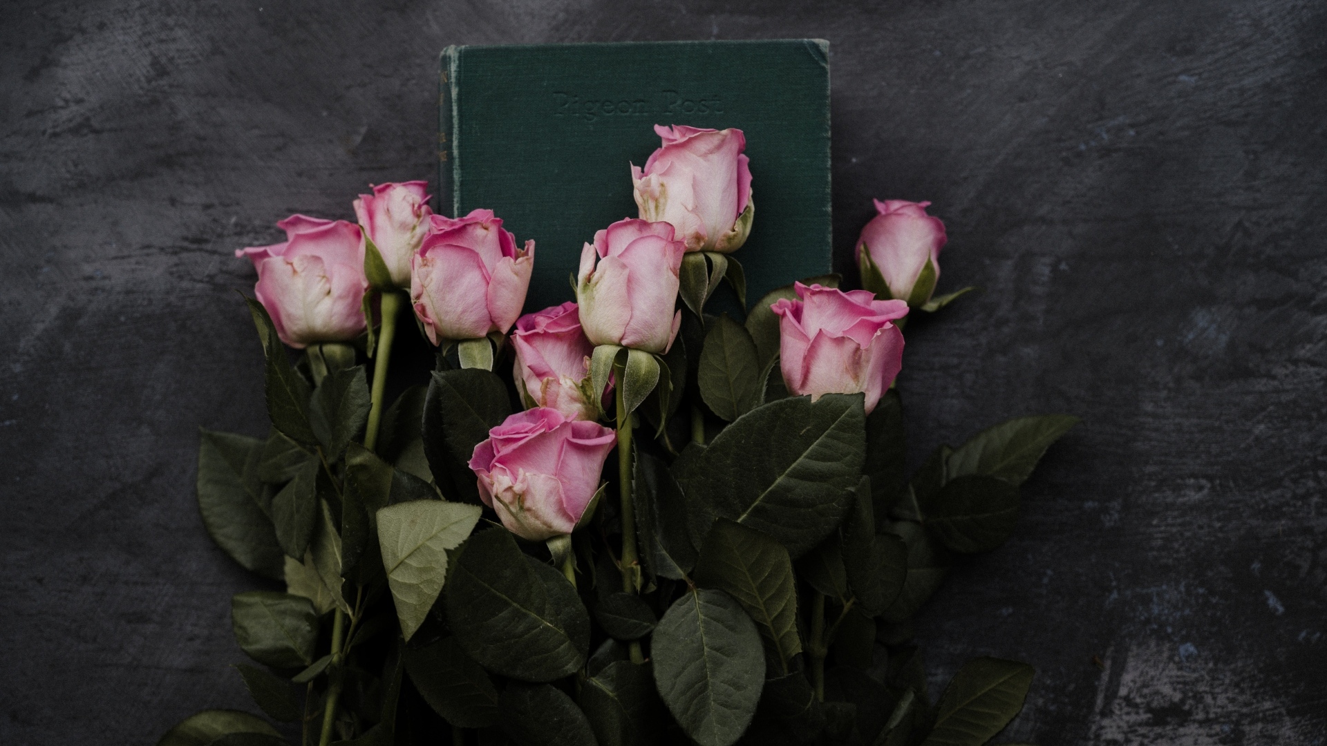 Букет розовых роз с книгой на сером столе