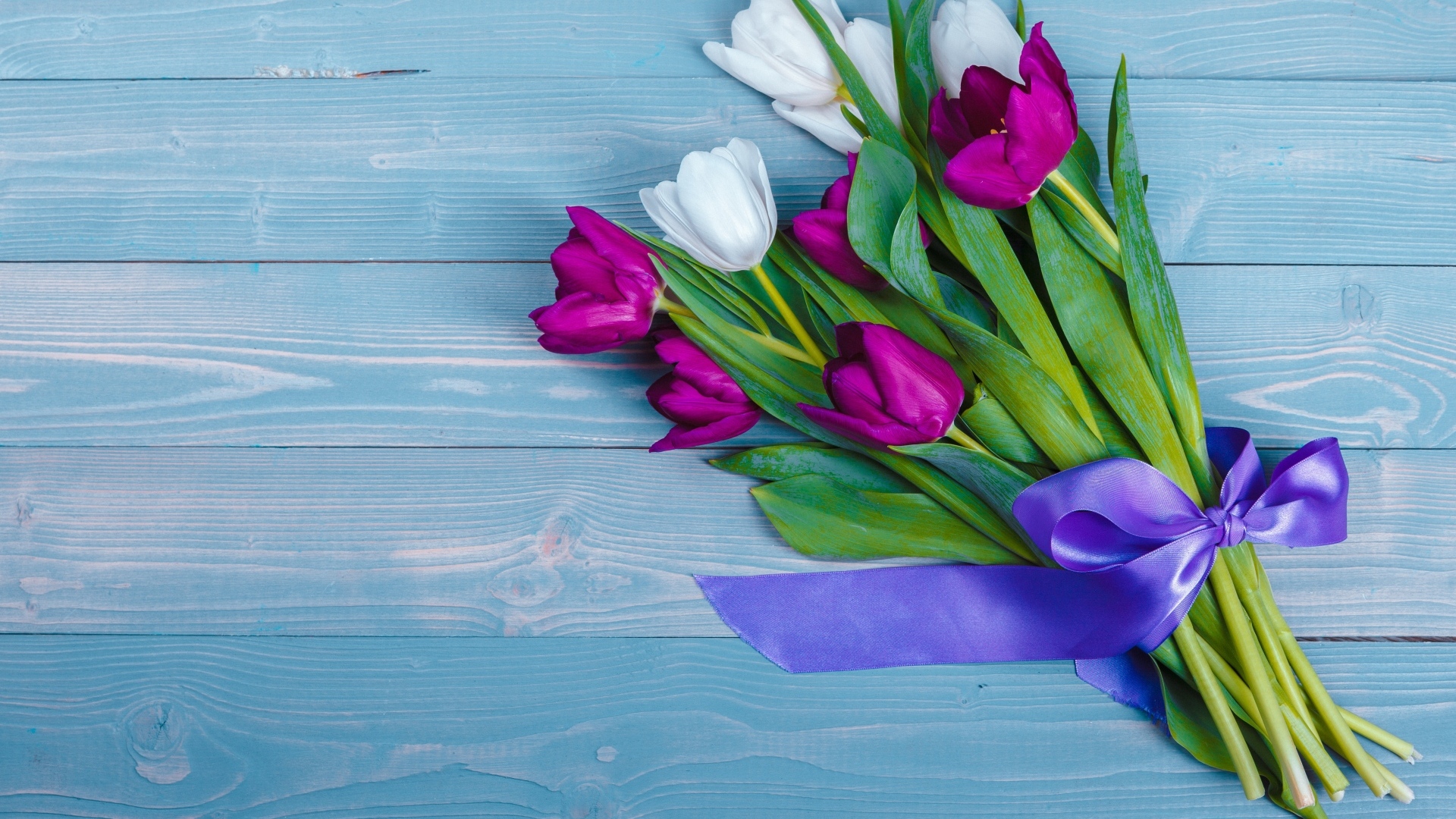 Букет белых и сиреневых тюльпанов с лентой