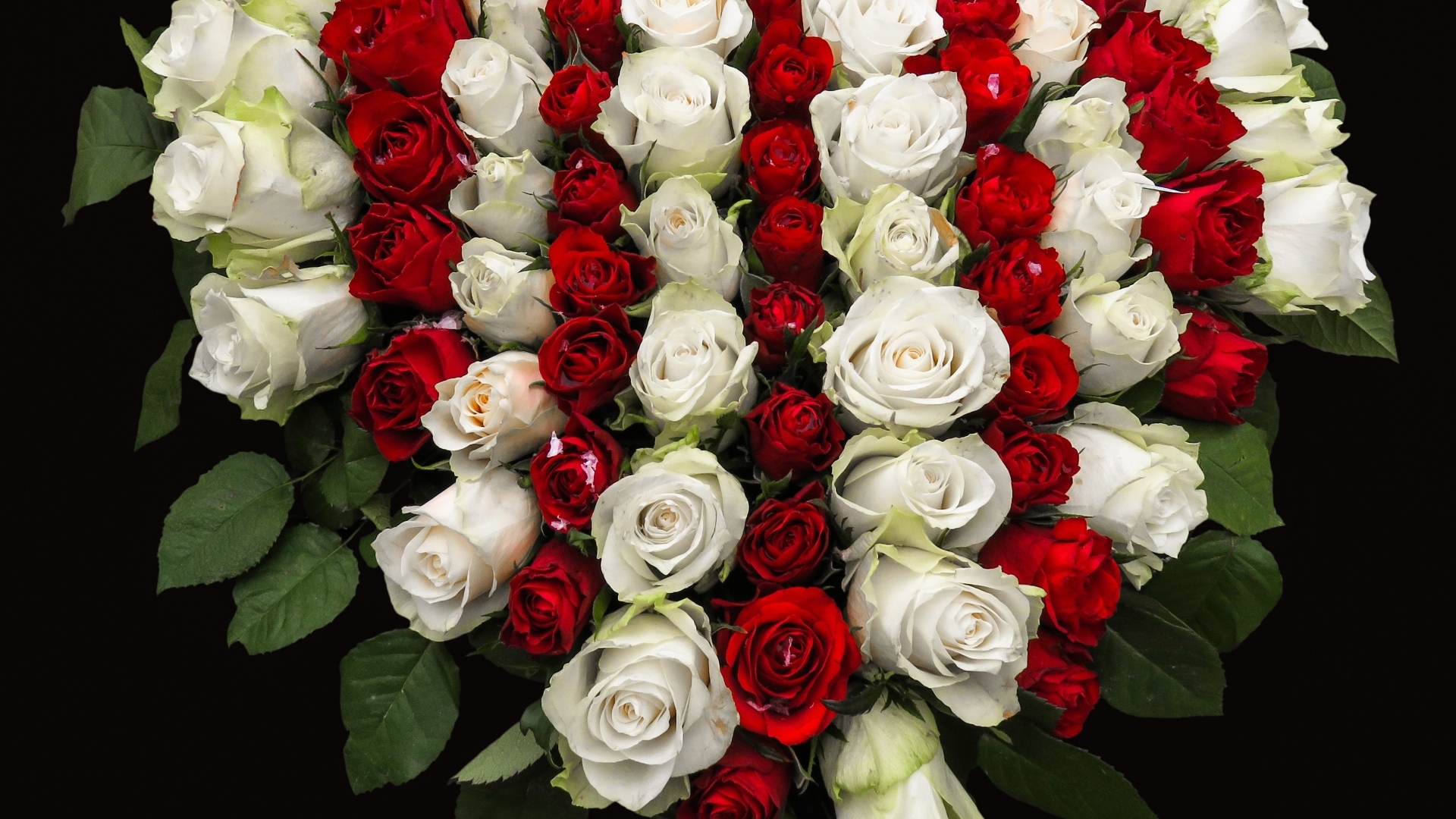 Букет в форме сердца из красных и белых роз