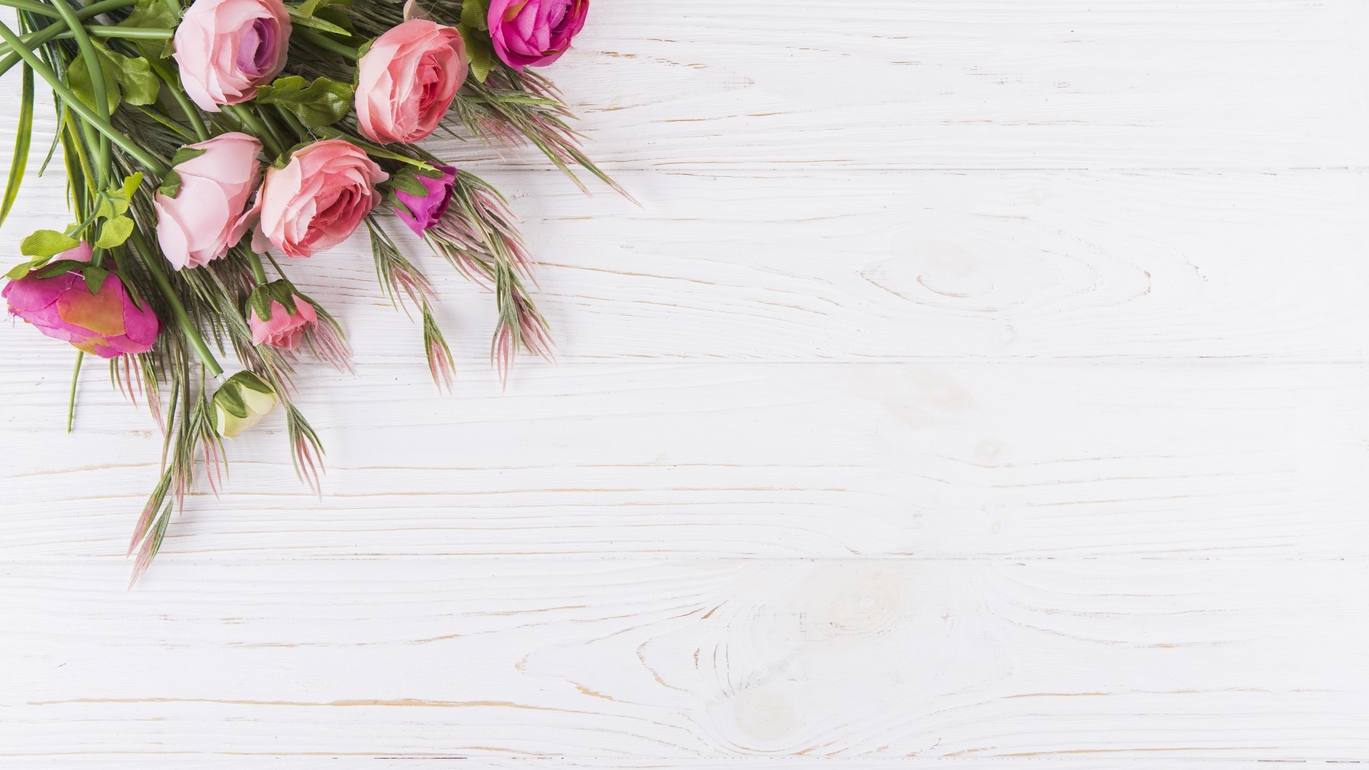 Розовые лютики на белом столе