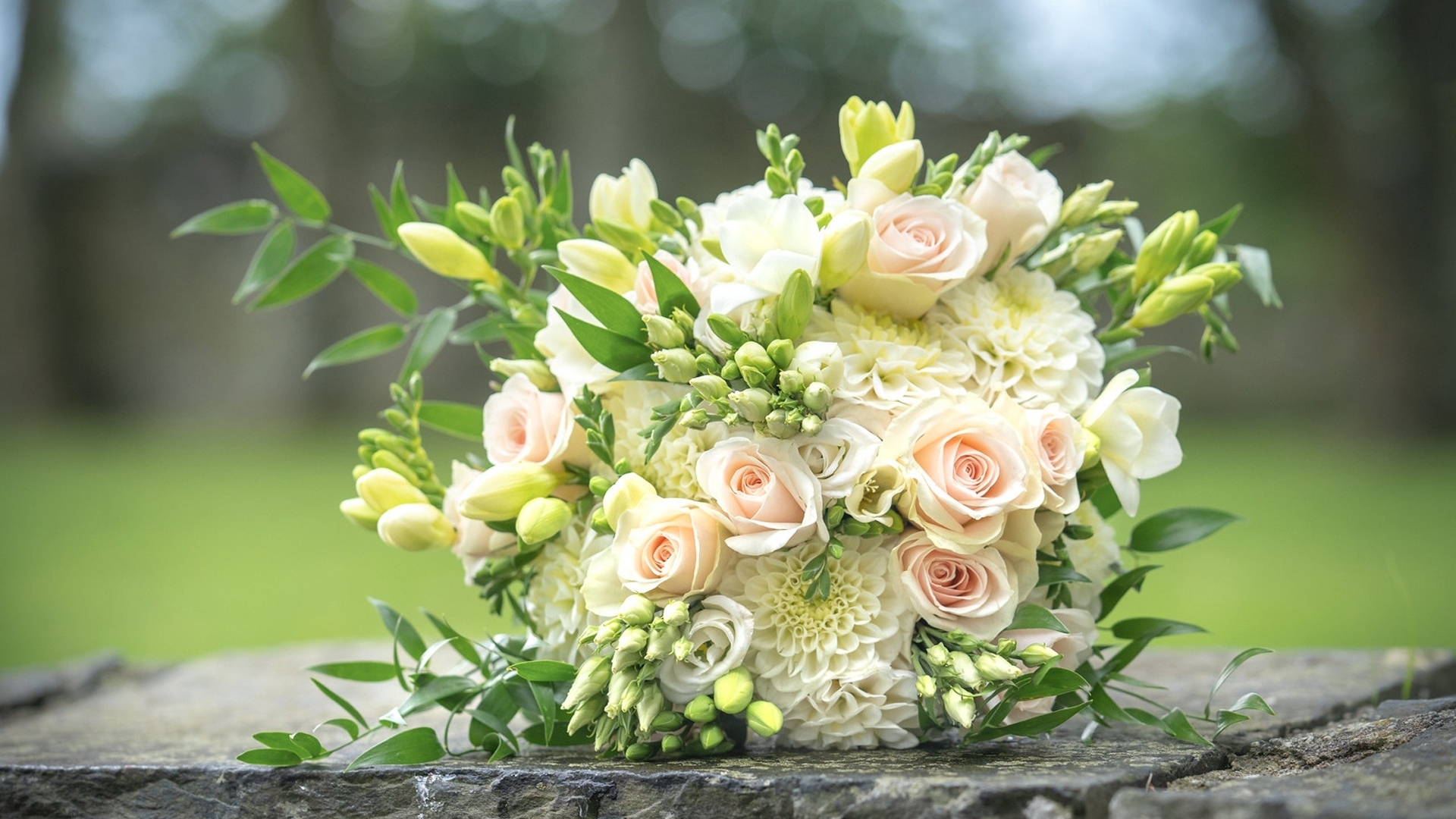 Свадебный букет стоит на камне