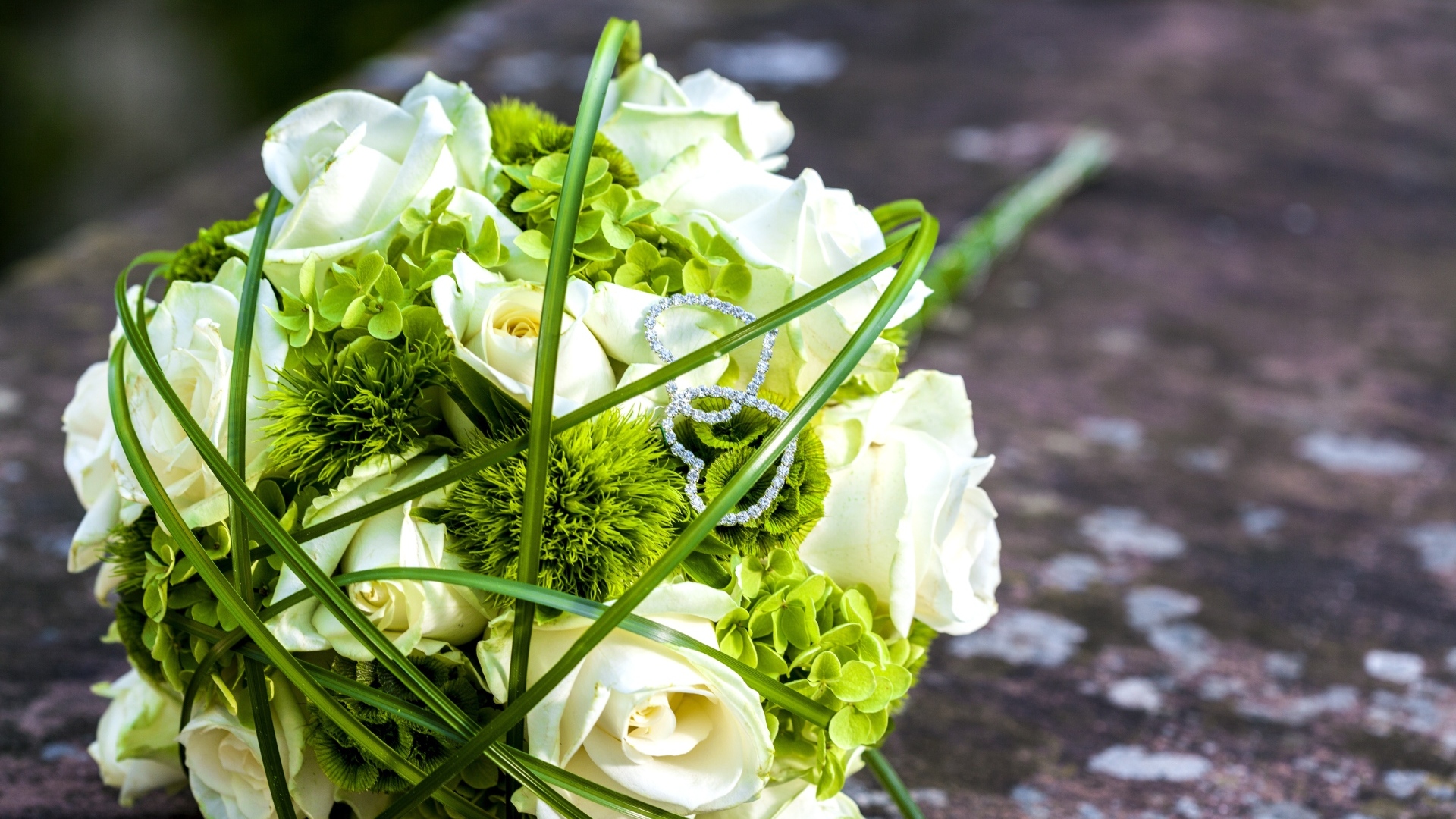 Свадебный букет с белыми розами