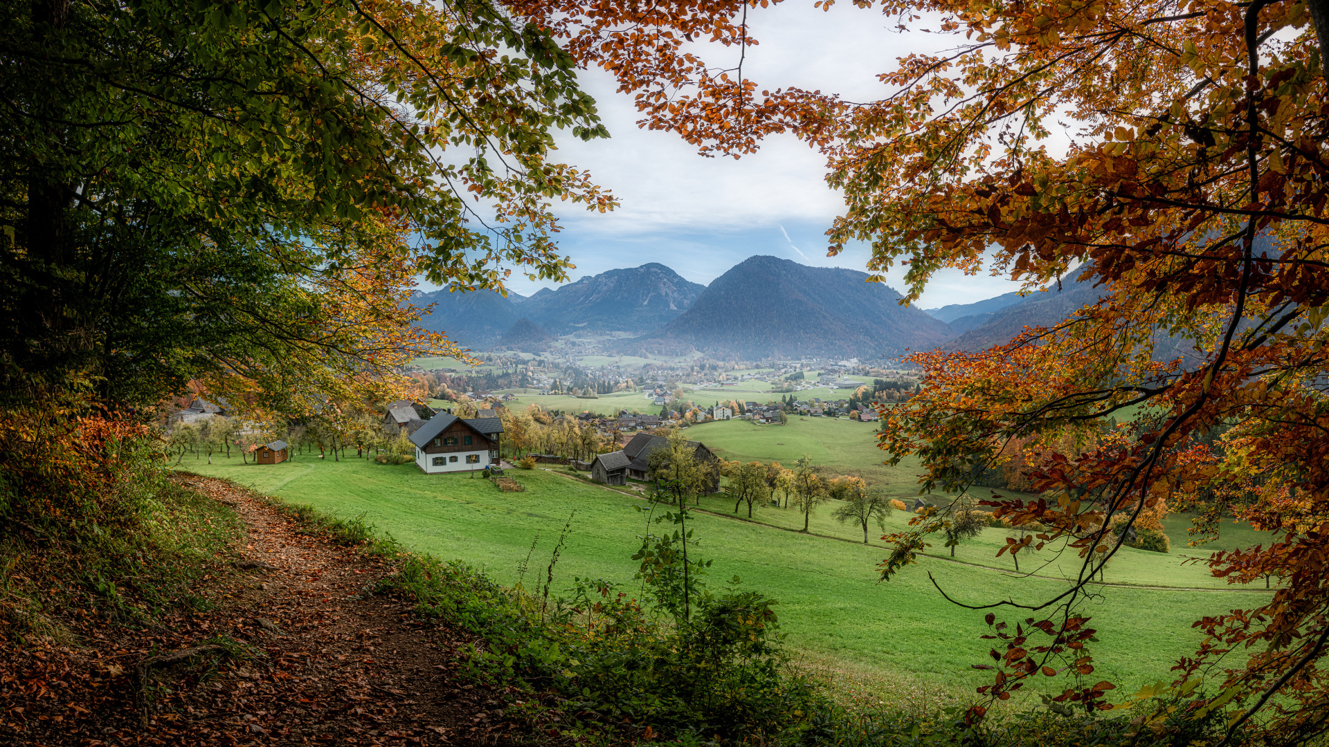 Красивый вид на живописные горы и город