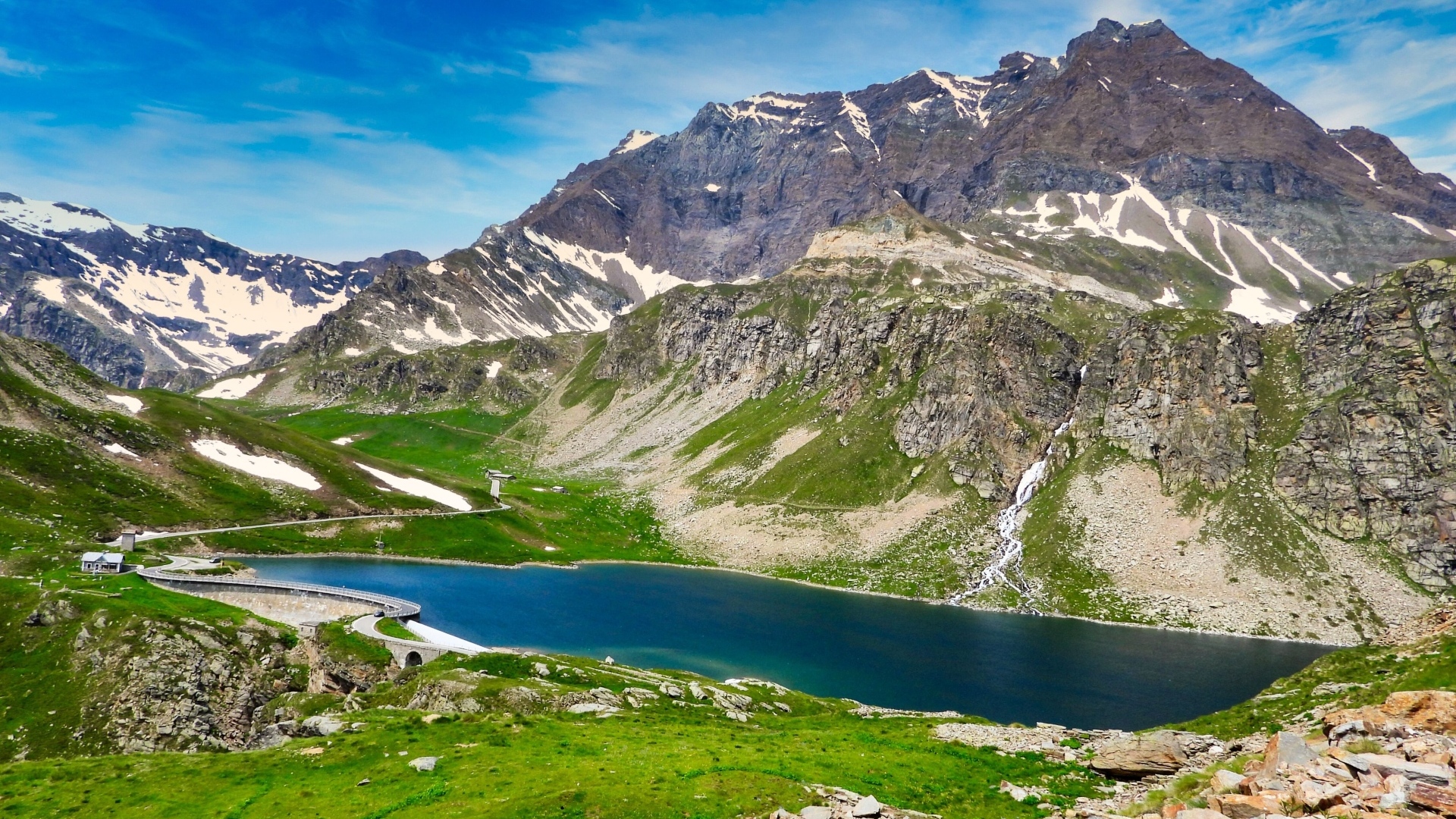 Высокие скалистые горы под голубым небом