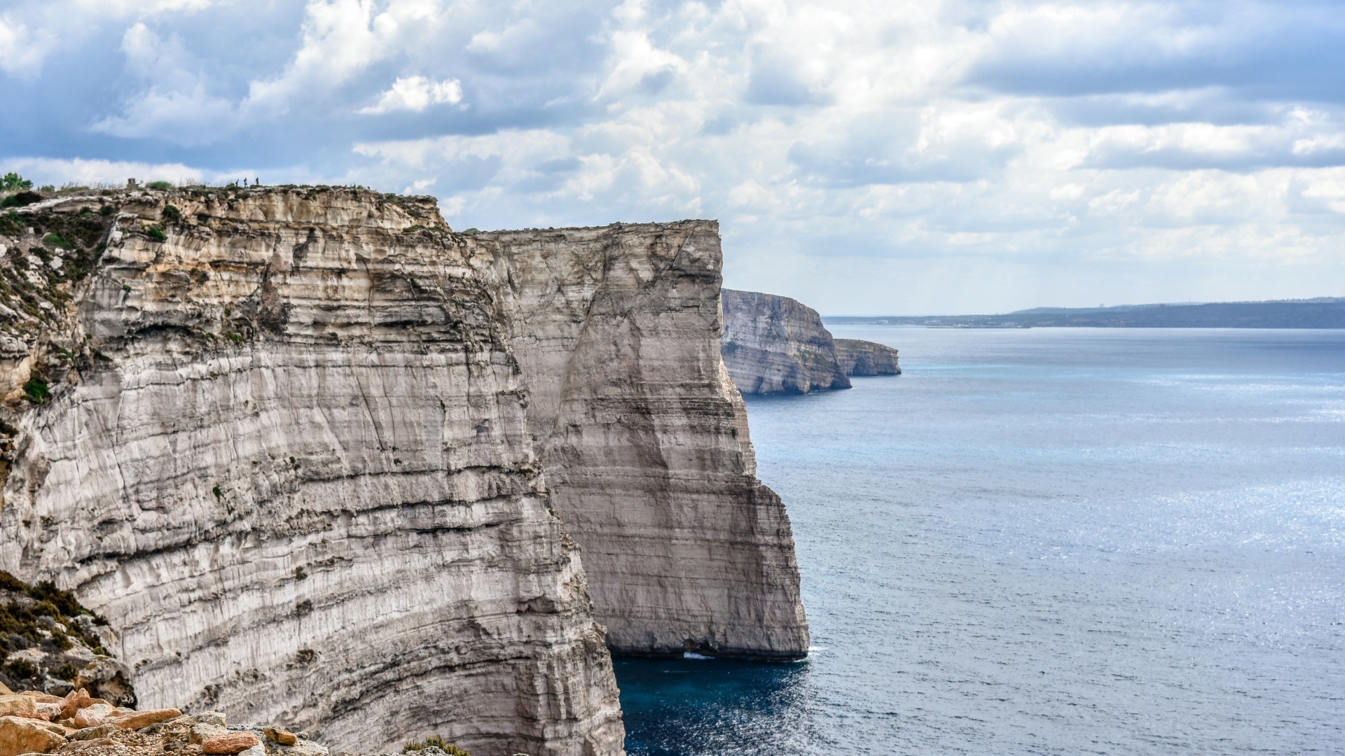 Высокие каменные утесы на берегу залива
